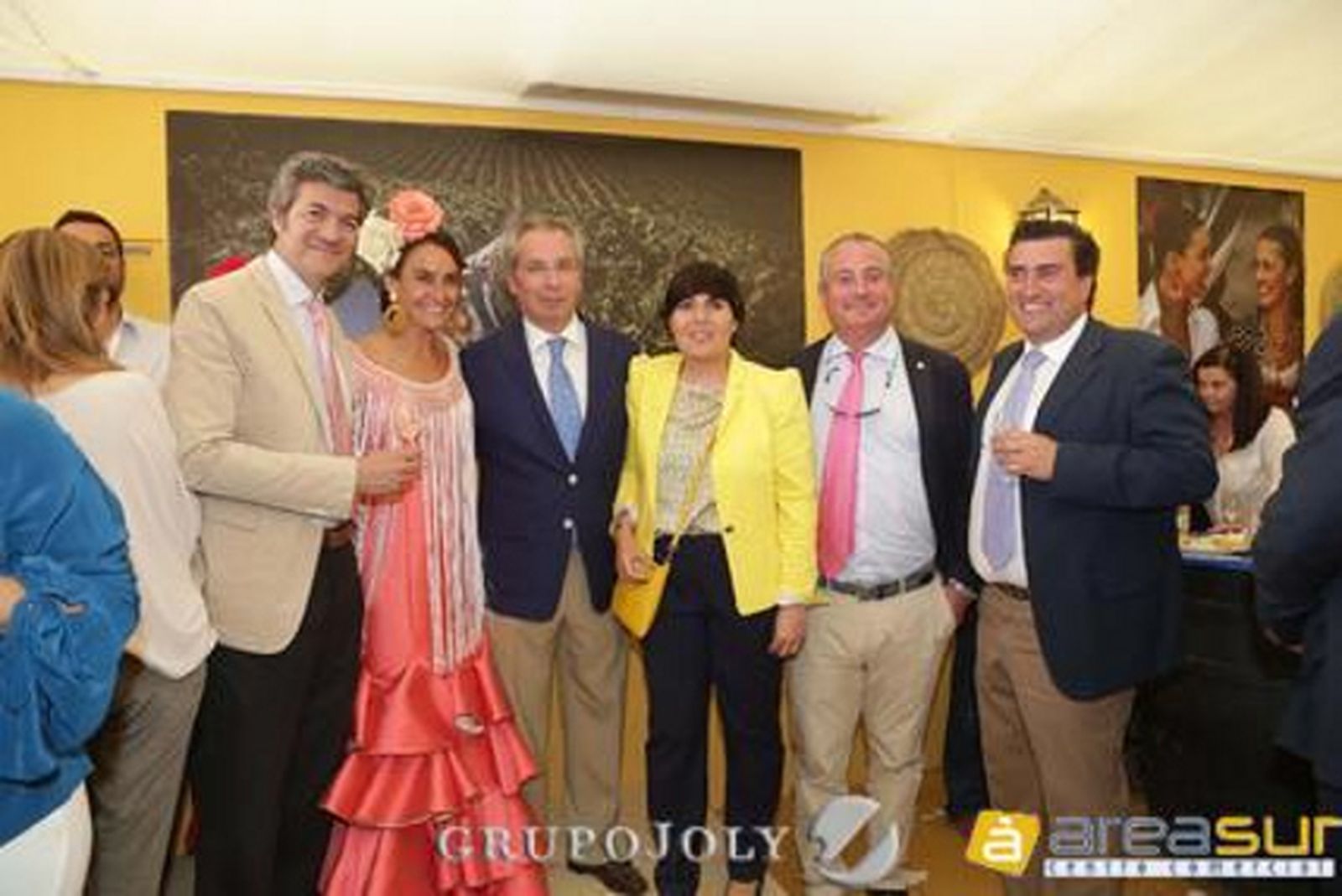 Javier de Torre, subdelegado de Gobierno en la provincia, con Eugenio Santa Bárbara, inspector de trabajo;Carmen de Reyes, jefa provincial de Agricultura y Pesca; Piedad Rodríguez, jefa provincial de Tráfico; José María Padilla, jefe provincial de Carreteras; y Patricio Poullet, jefe de Costas en Cádiz.

Foto: Vanesa Lobo