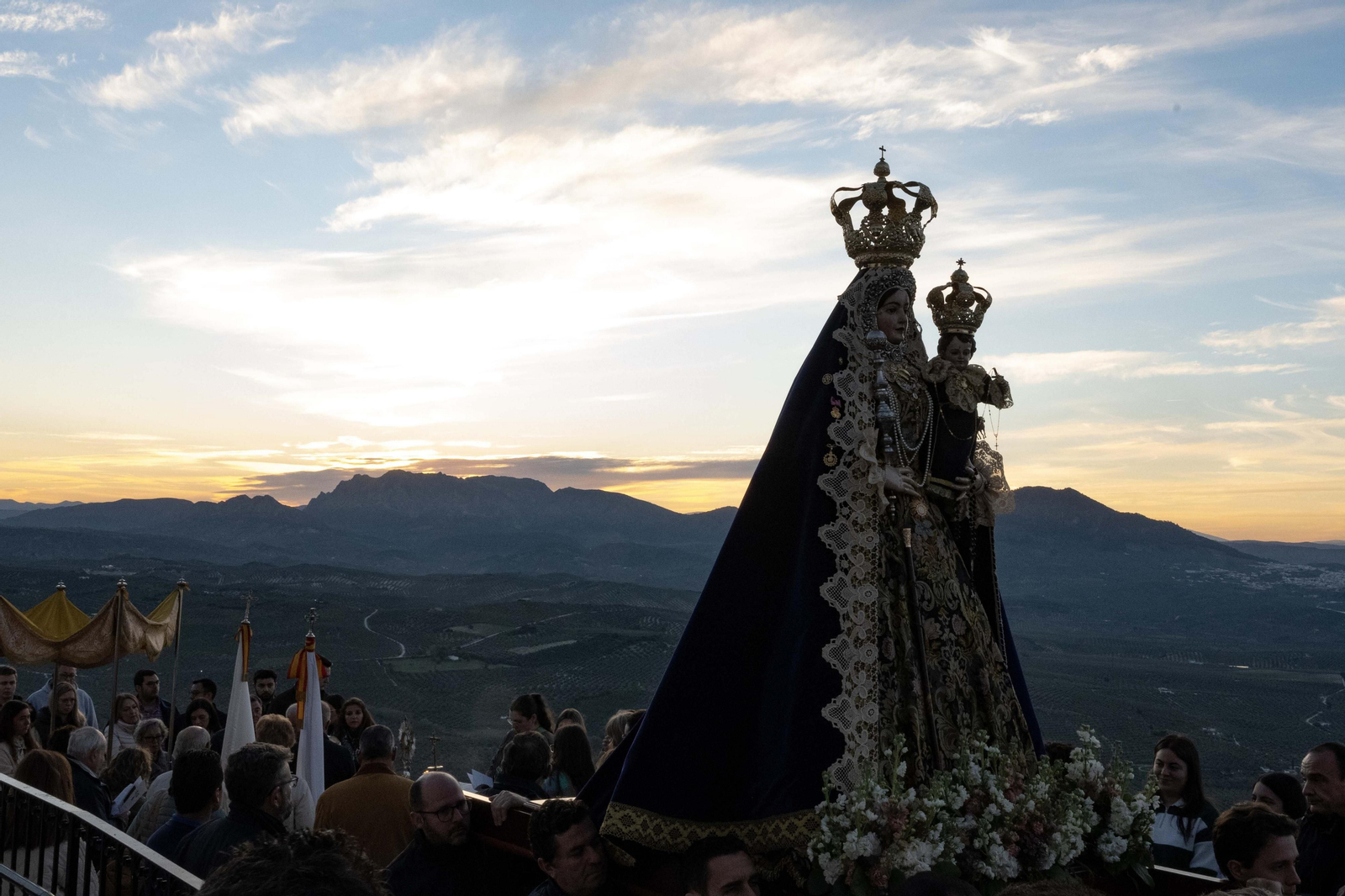 La adoración nocturna y procesión del Santísimo y la Virgen de Araceli de Lucena, en imágenes