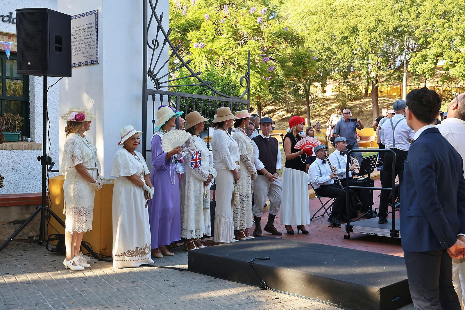 Imágenes de la colocación de la Corona Real del Barrio Reina Victoria