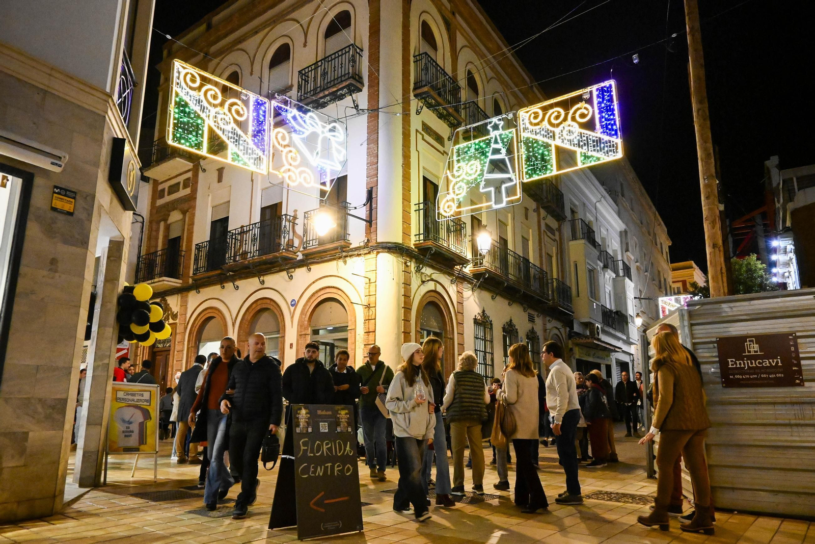 Imágenes de la nevada y alumbrado navideño en Huelva