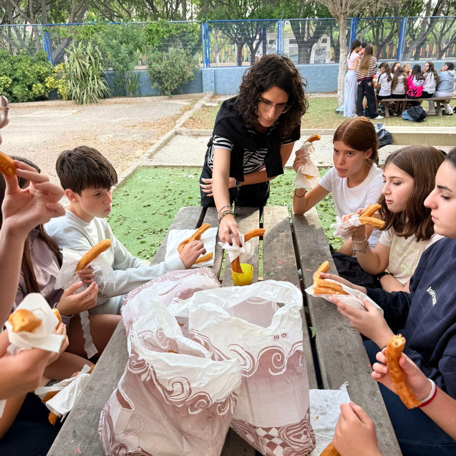 Desayuno tradicional en el patio del IES Maestro Padilla: churros y chocolate.