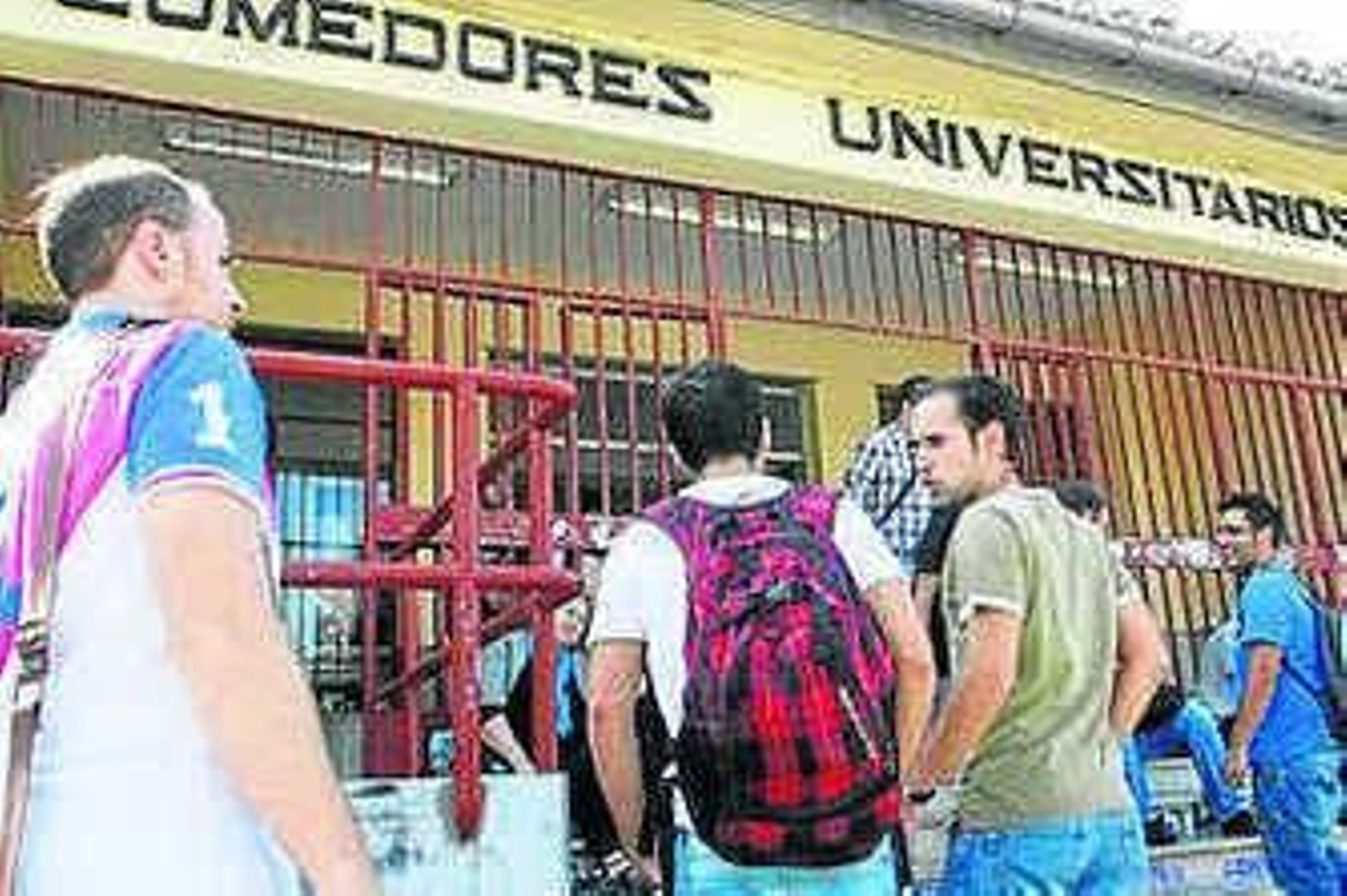 Pilar Aranda, seguida de Indalecio Sánchez-Montesinos, en el debate del pasado jueves.