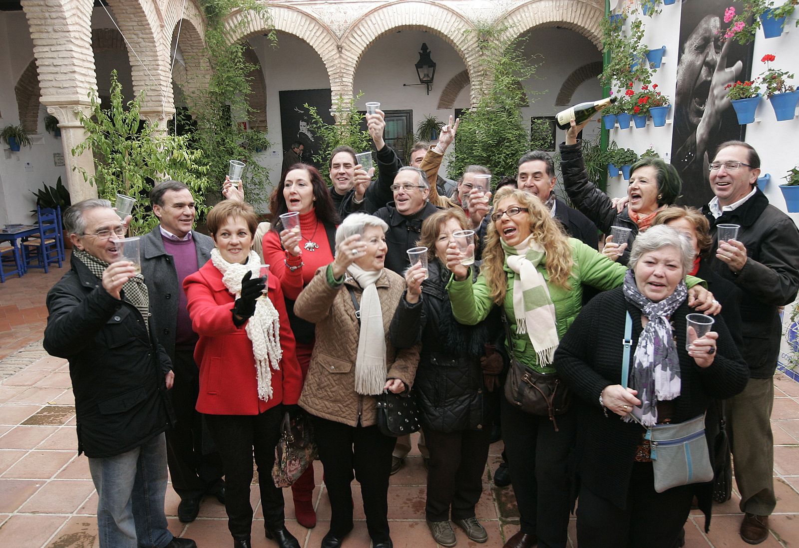 Algunos propietarios de los patios celebran la declaración de la Unesco como Patrimonio Inmaterial de la Humanidad.
