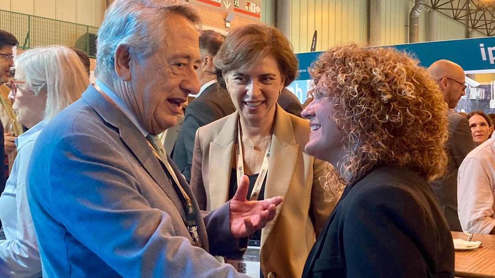 El consejero delegado de Atlantic Coopper, Javier Targhetta, saluda a la presidenta de la Diputación durante el Congreso MMH