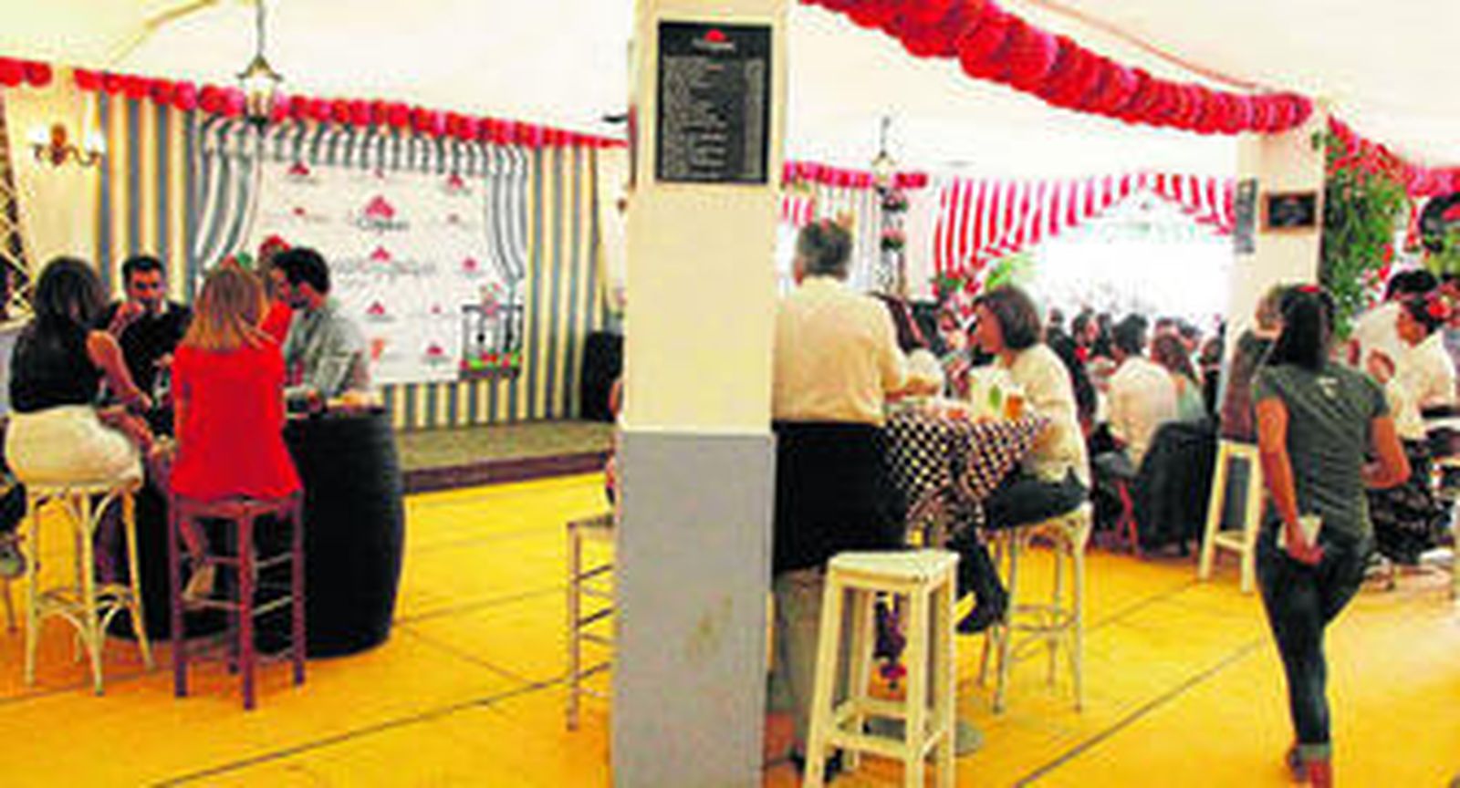 El interior de la caseta ganadora está muy conseguido haciendo que el azul contraste perfectamente con el color albero y los lunares y farolillos estén representados en su justa medida.