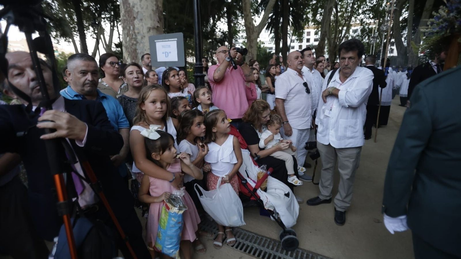 Muchos niños en todo el itinerario, también en el parque María Cristina.