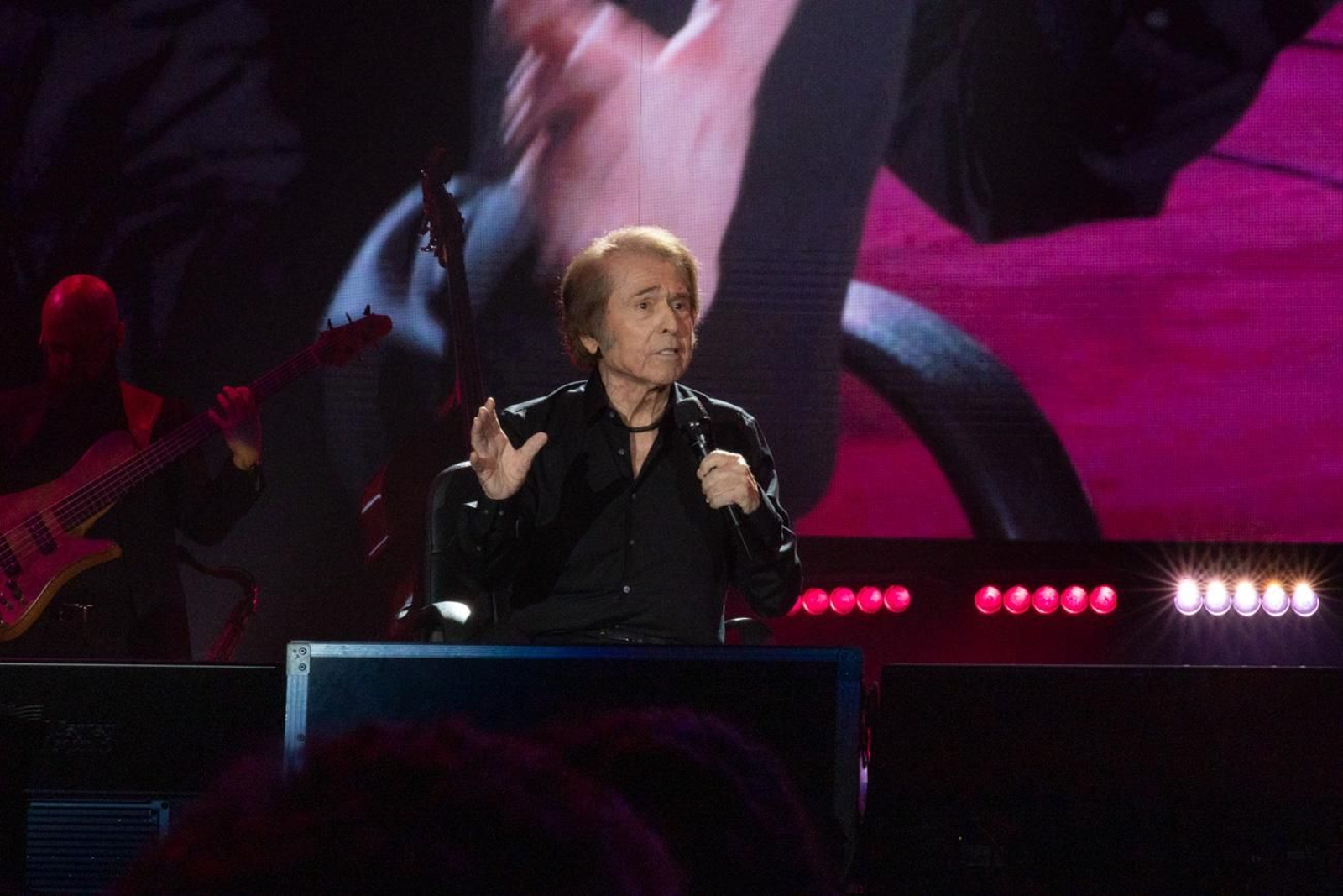 Así se disfruta en Jaén del concierto de Raphael, "Raphaelísimo"