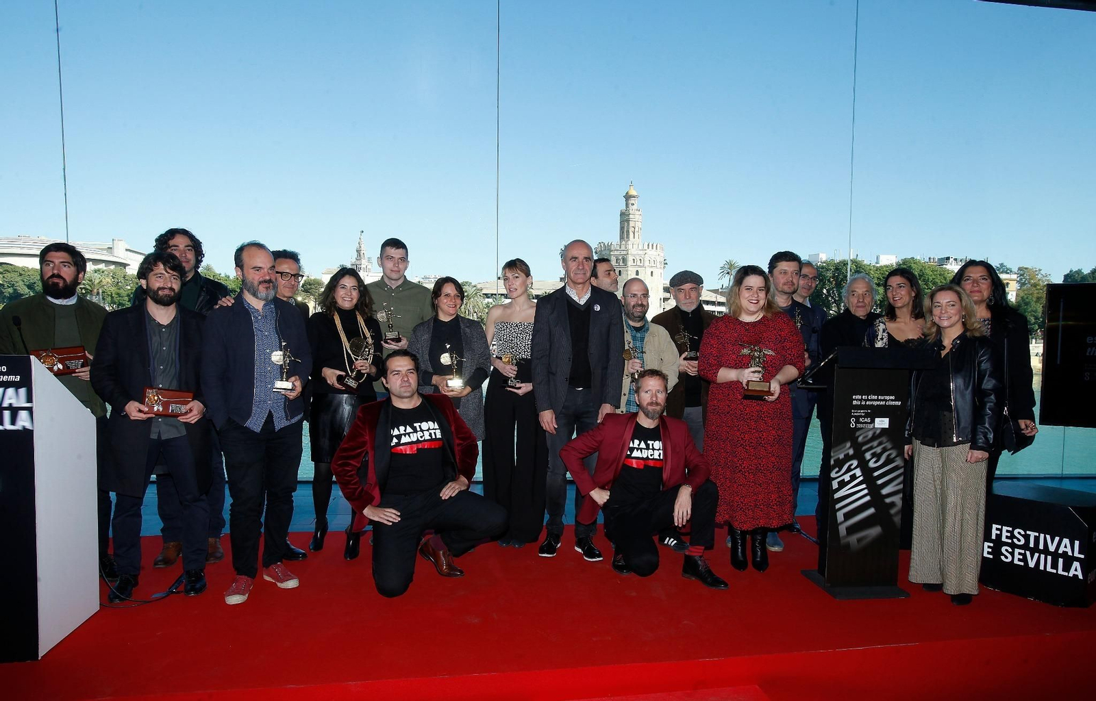 Los ganadores del premio tras el anuncio del palmarés.