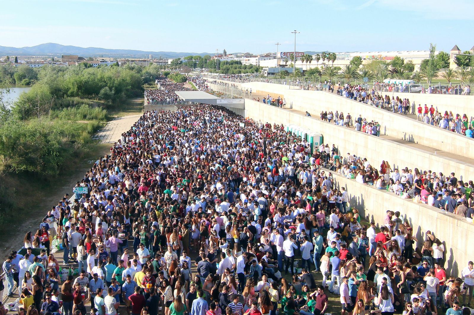 Zona de botellón junto al río, durante la Feria de Nuestra Señora de la Salud.