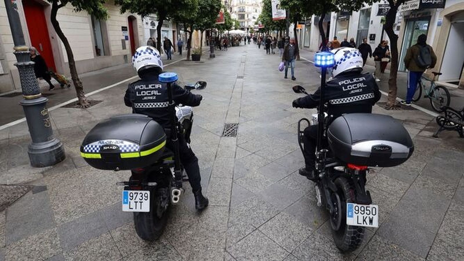 Dos agentes de la Policía Local de Jerez en la calle Larga en una imagen de archivo
