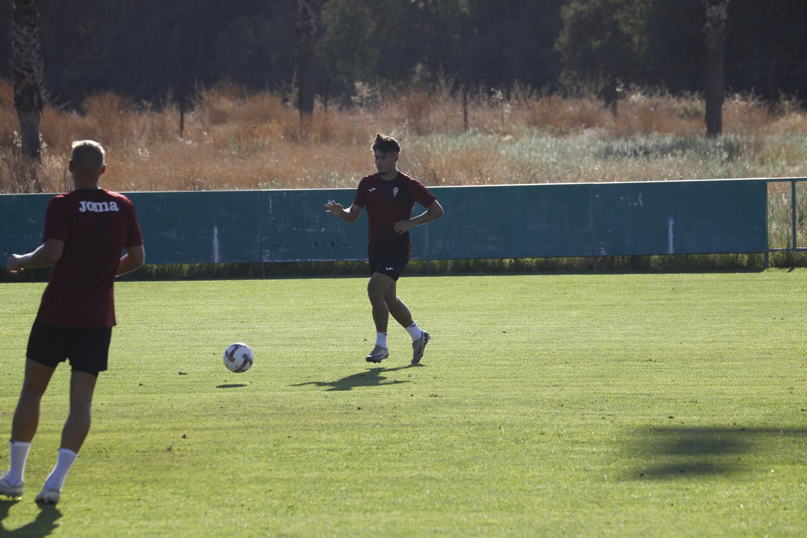 Álvaro Vázquez conduce el balón en un entrenamiento de pretemporada.