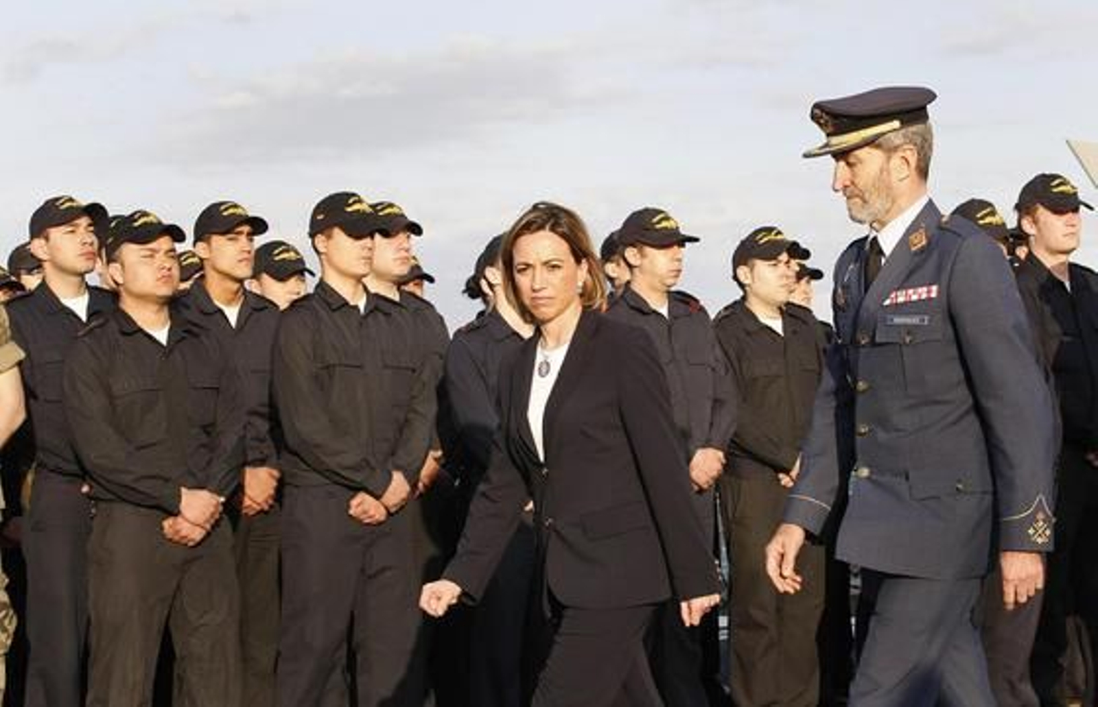La fragata Méndez Núñez ha partido esta tarde de la Base Naval de Rota, con la presencia de la ministra de Defensa, Carme Chacón./Fito Carreto

Foto: Fito Carreto