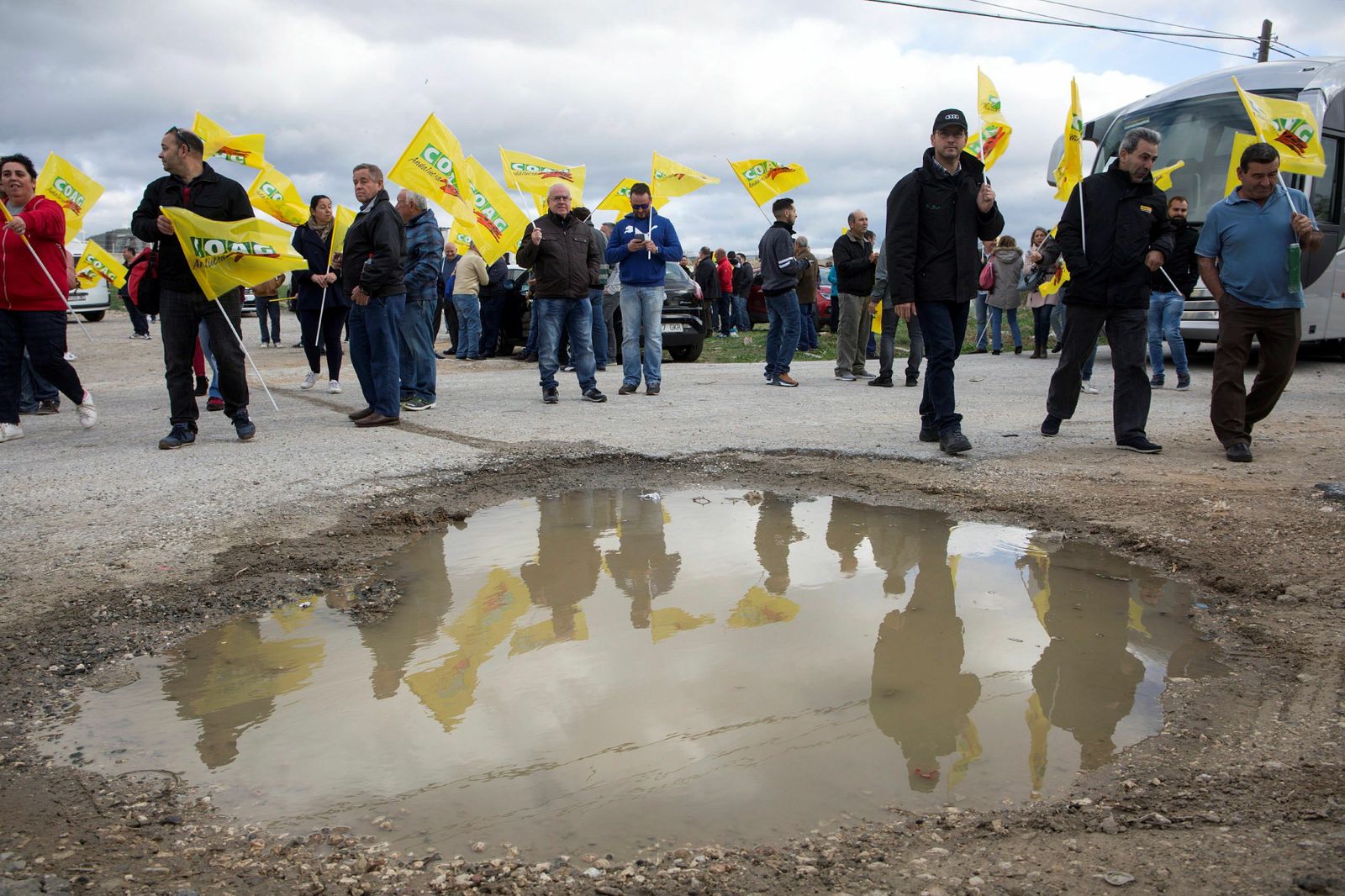 Varios agricultores protestan contra los precios de las frutas y hortalizas.