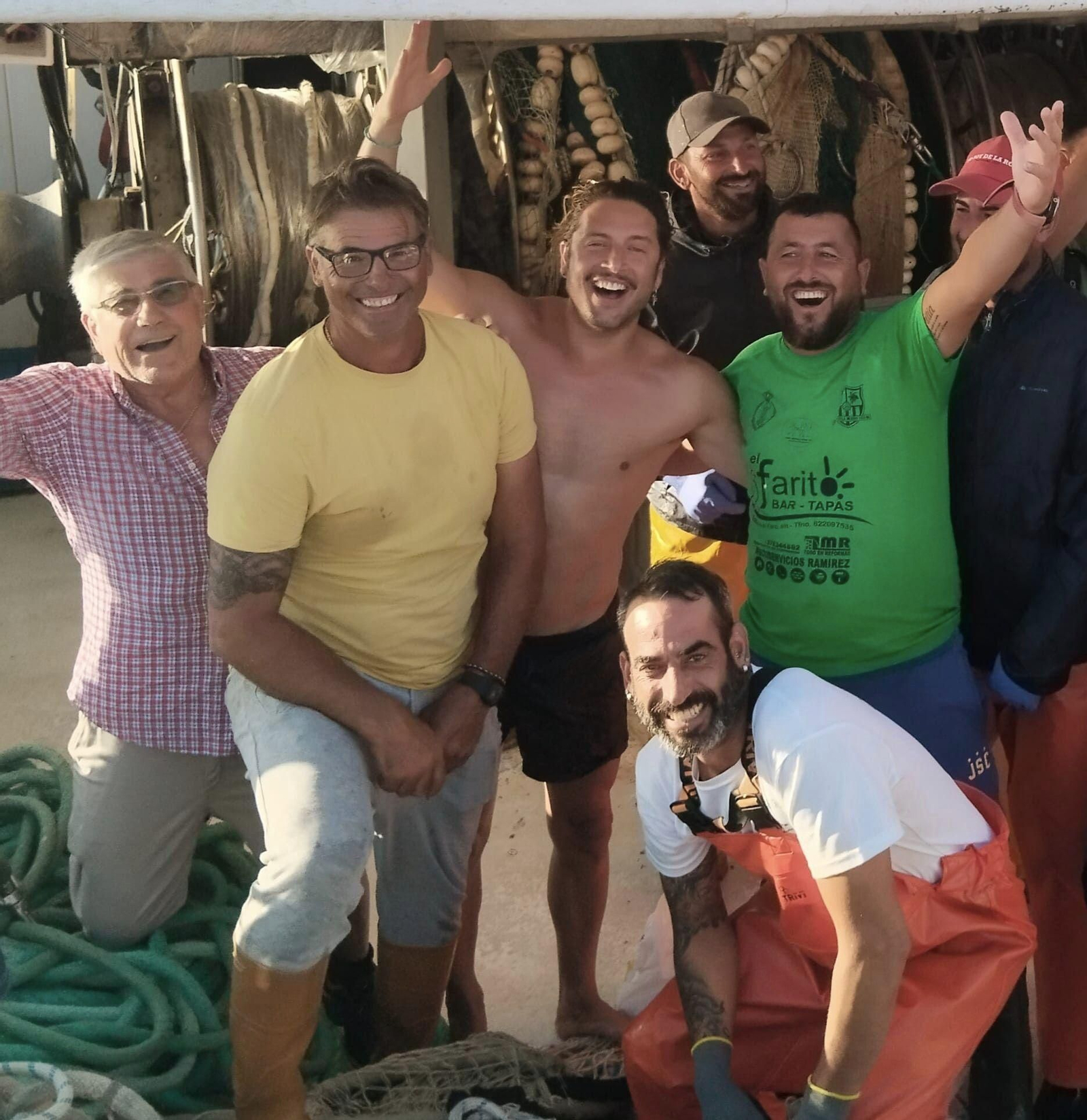 Manuel Carrasco con los marineros de El Martiño. Manuel Carrasco con los marineros de El Martiño.