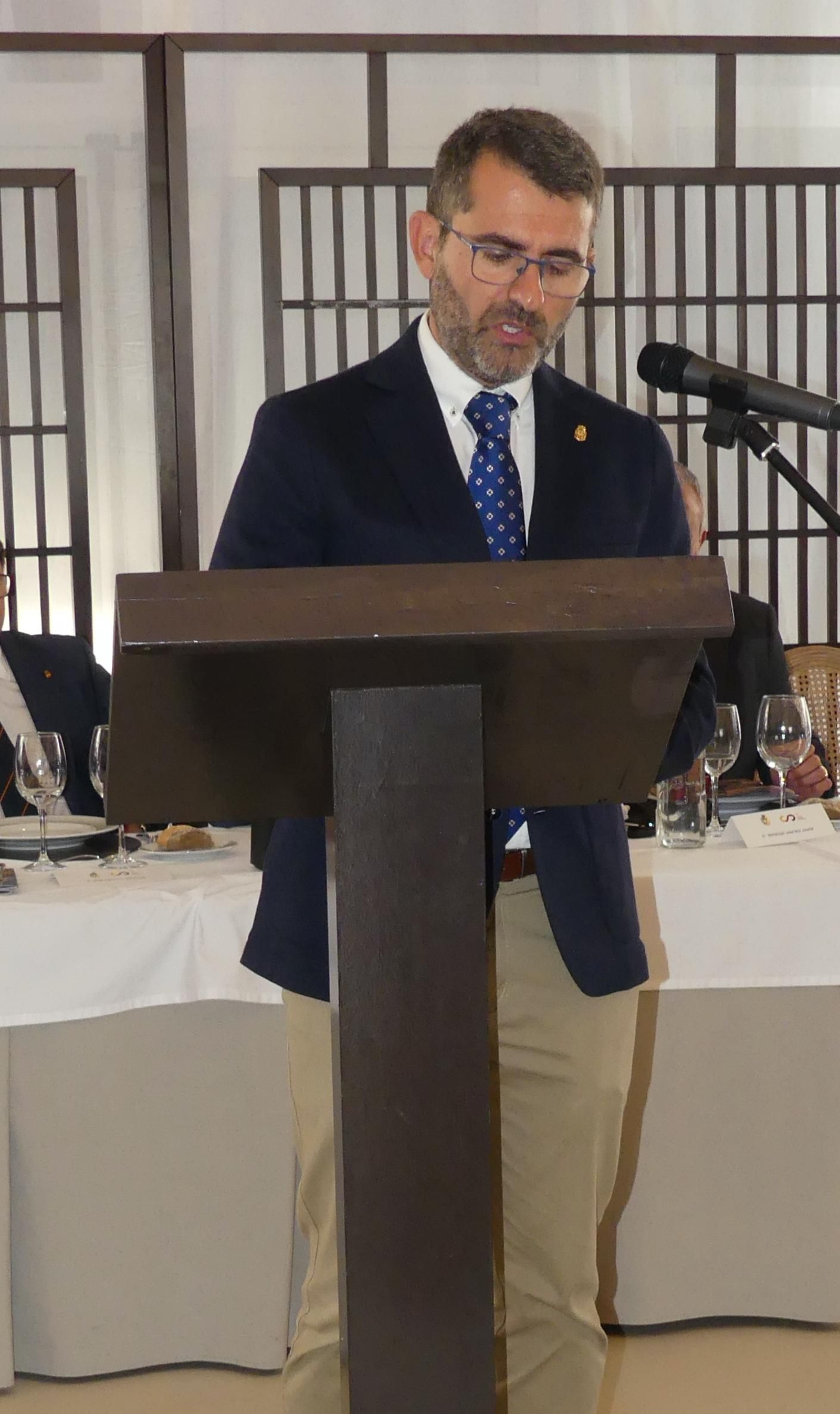 El almeriense Rafael Martínez, presidente de la Federación Andaluza de Colombicultura, durante su intervención.