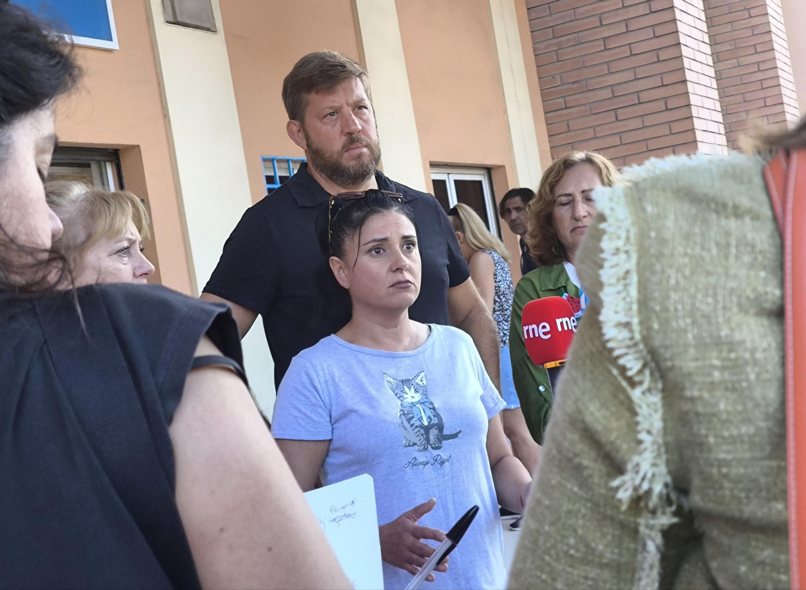 El concejal portavoz de Con Málaga, Nicolás Sguiglia, junto a Mónica, mujer deshauciada.