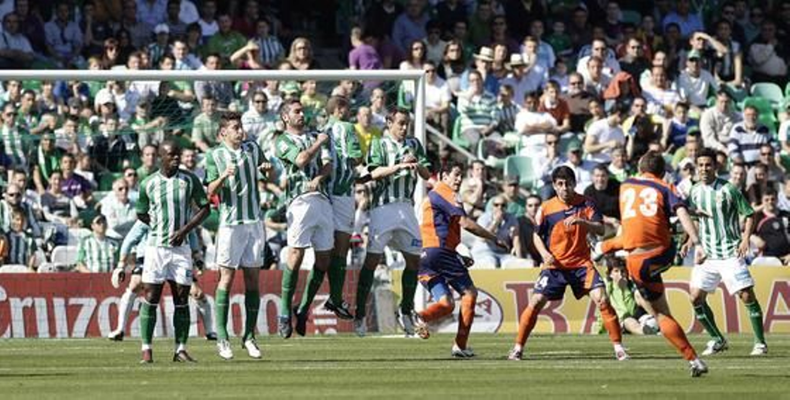 Cañas lanza la falta que supondría el gol del Girona. / Antonio Pizarro