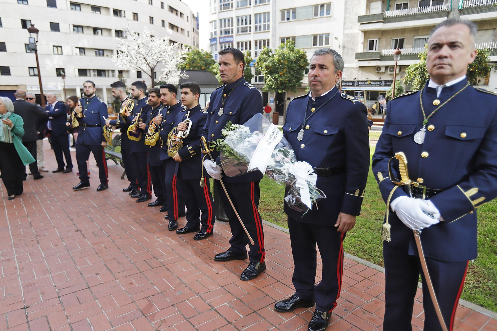 Imágenes de la Ofrenda de flores y rezo ante el monumento a la Inmaculada en Huelva
