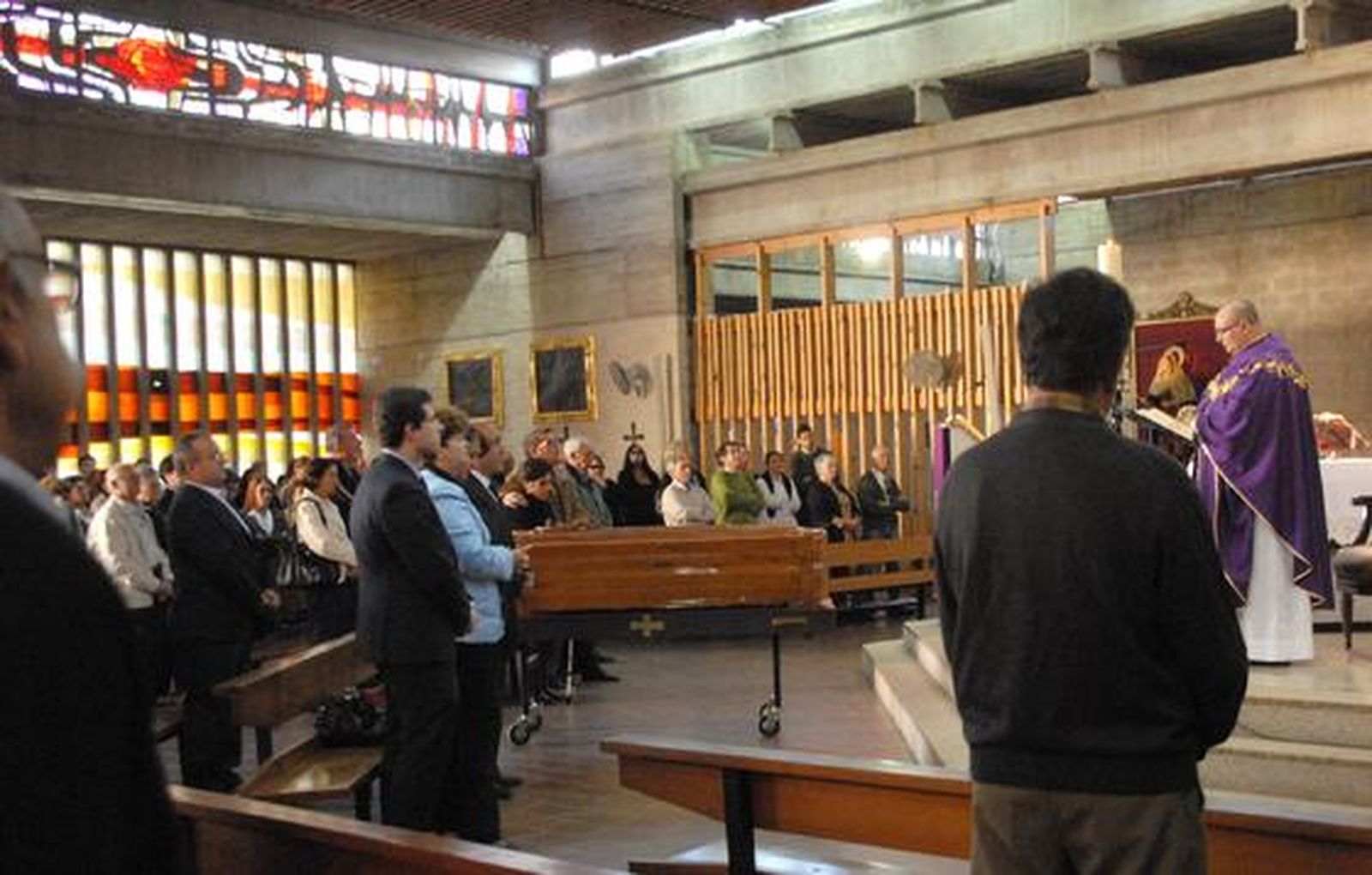 Amigos y familiares dan su último adiós al funcionario del Ayuntamiento isleño Manuel Pereira Fontao, asesinado el sábado.

Foto: Rioja