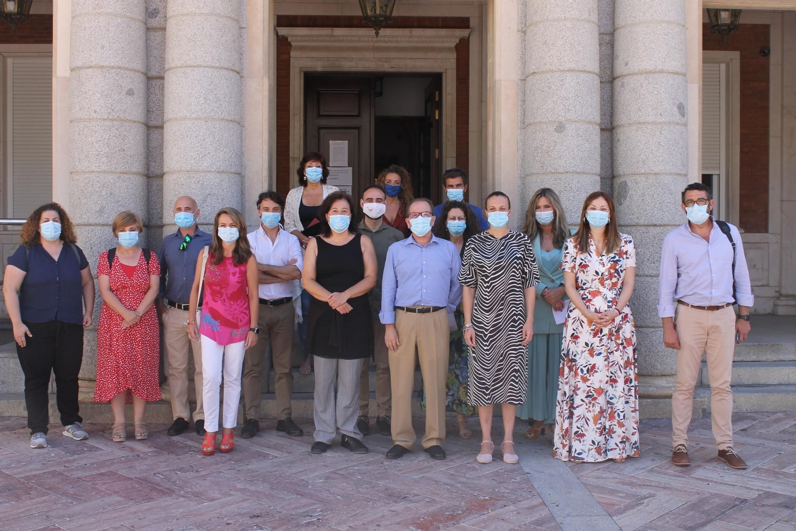Integrantes de la Comisión Eracis en las puertas del Ayuntamiento de Huelva ayer.