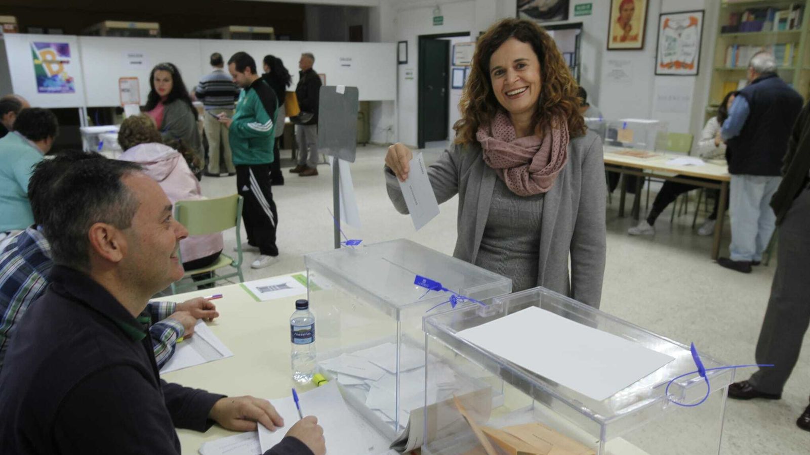 La cabeza de lista por Sevilla de Más País Equo, Esperanza Gómez, vota en Sevilla.