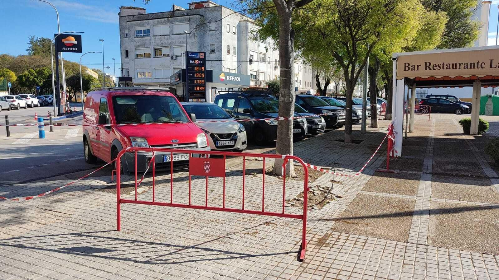 Vallas puestas en la acera donde tuvo lugar una de las caídas.