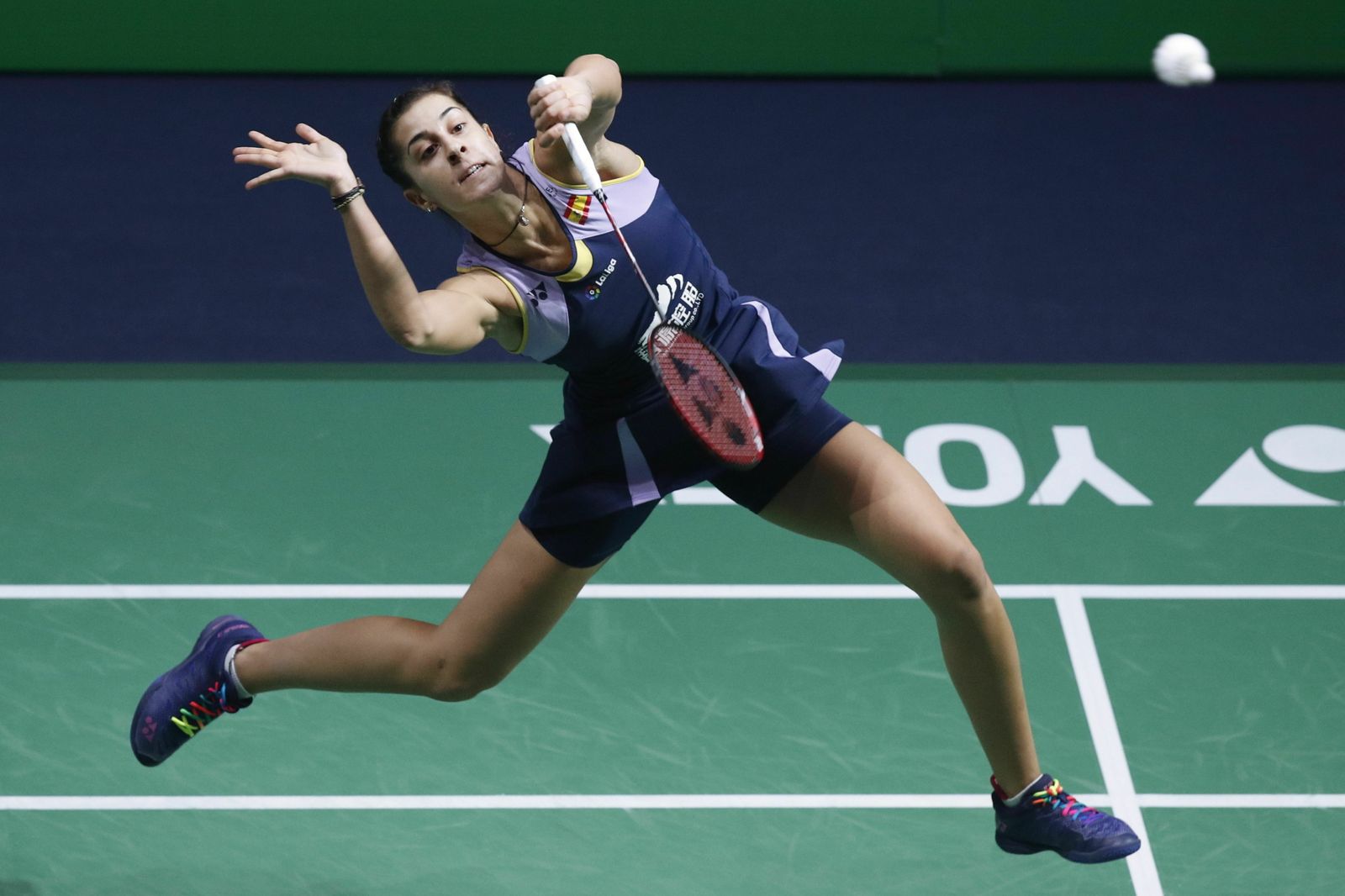 Carolina Marín devuelve un volante durante un partido.