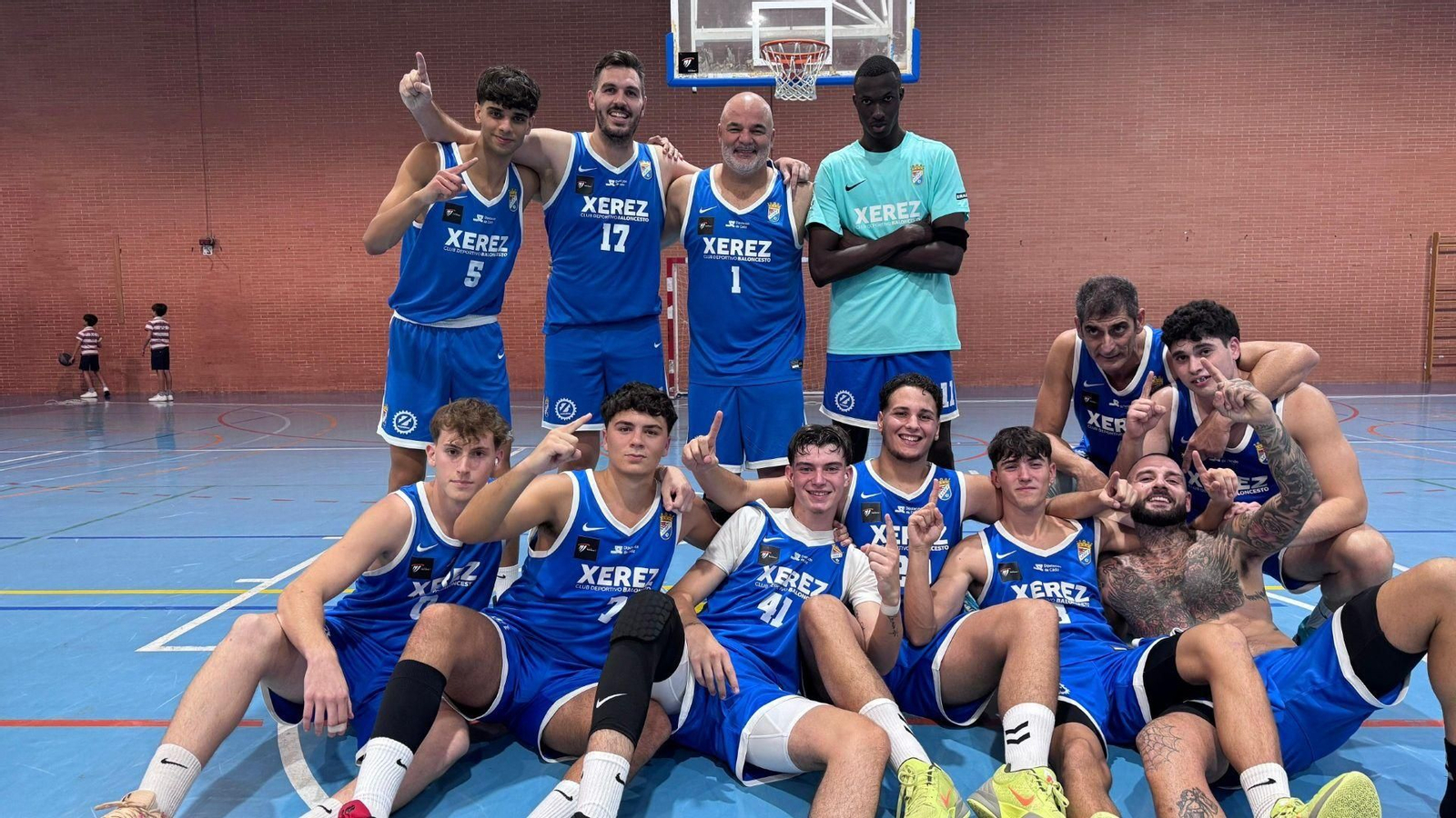 Los xerecistas celebran en Écija su triunfo en el último instante del partido.