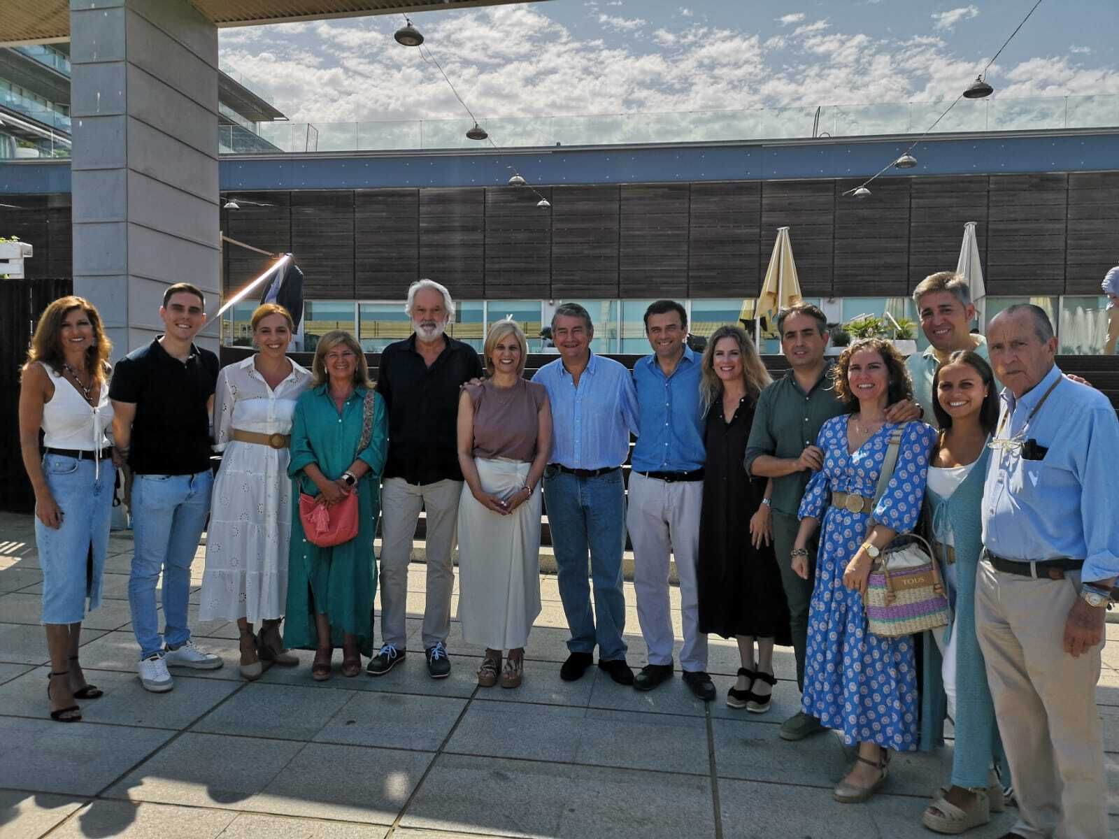Foto de familia de los populares de Jerez con el consejero de Presidencia, Antonio Sanz