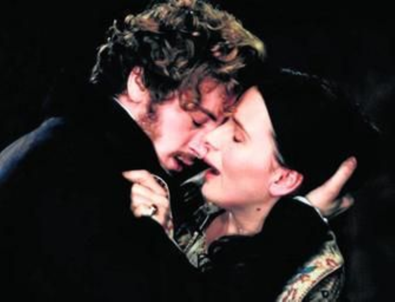 Benoît Magimel, en el papel de Musset, y Juliette Binoche, en el de Sand, en una escena de 'Confesiones íntimas de una mujer', el drama romántico-histórico (de 1998, dirigido por Diane Kurys) inspirado en la relación entre ambos.