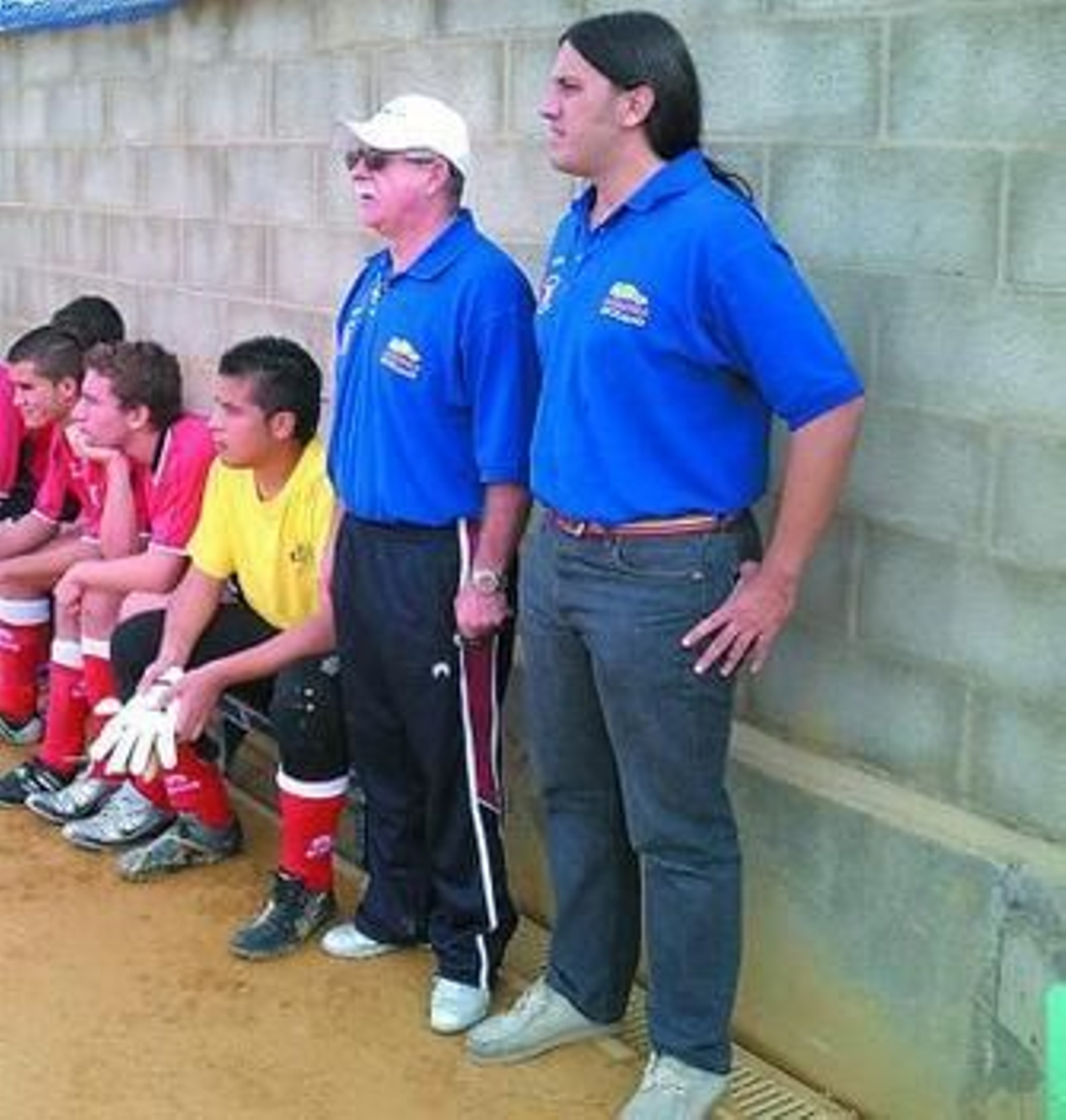 Machete, con gorra, mantiene la apuesta por clasificar a Los Rosales.