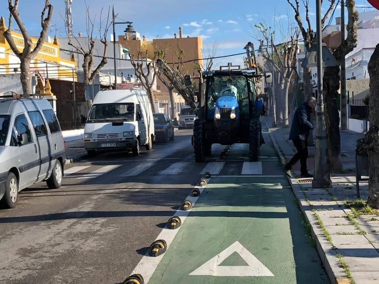 Trabajos municipales de desinfección con el apoyo de empresas y agricultores de Chipiona.