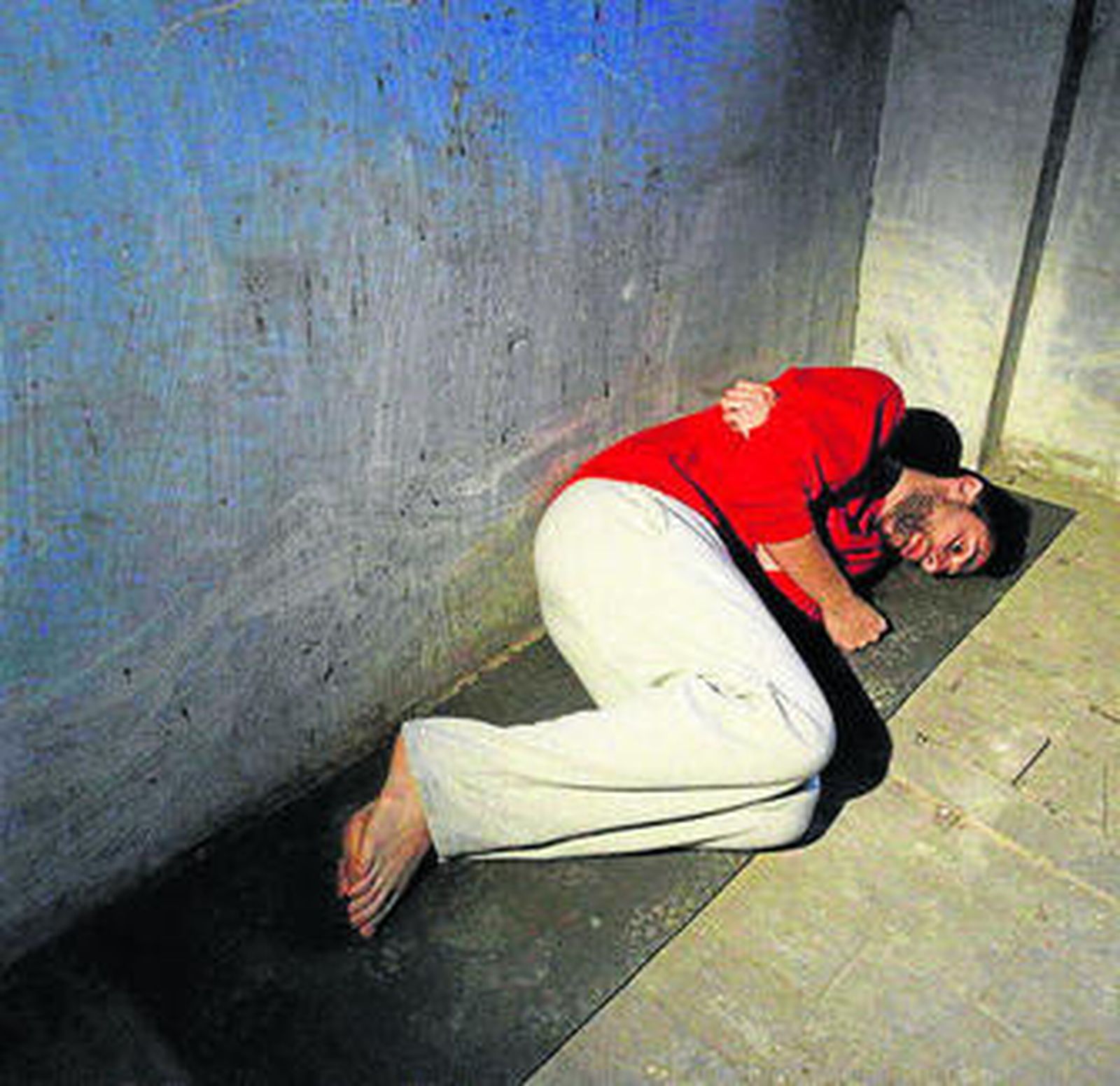 Omar Jerez, en su recreación del zulo.