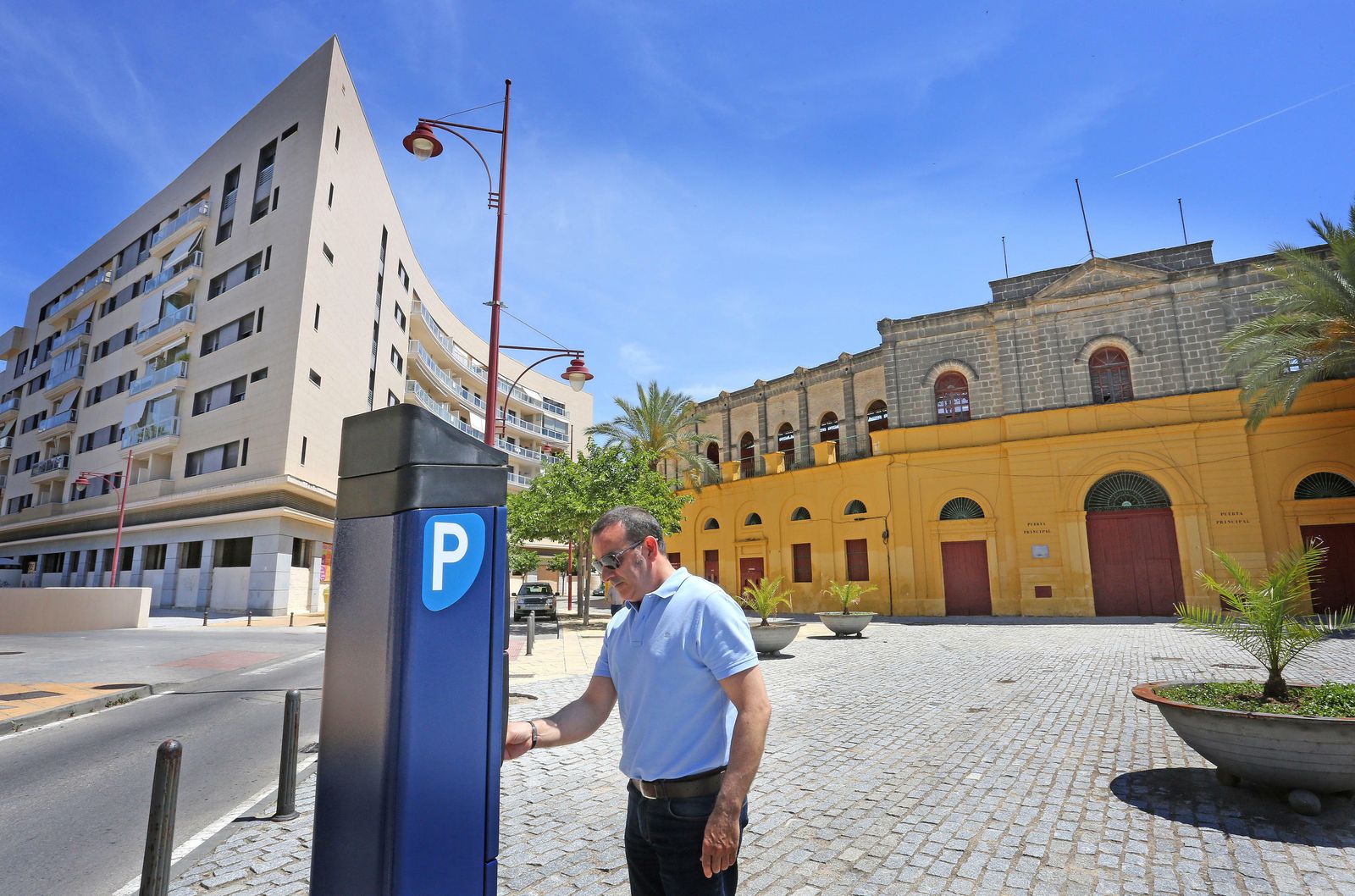 Un hombre saca el ticket del ORA junto a la plaza de toros.