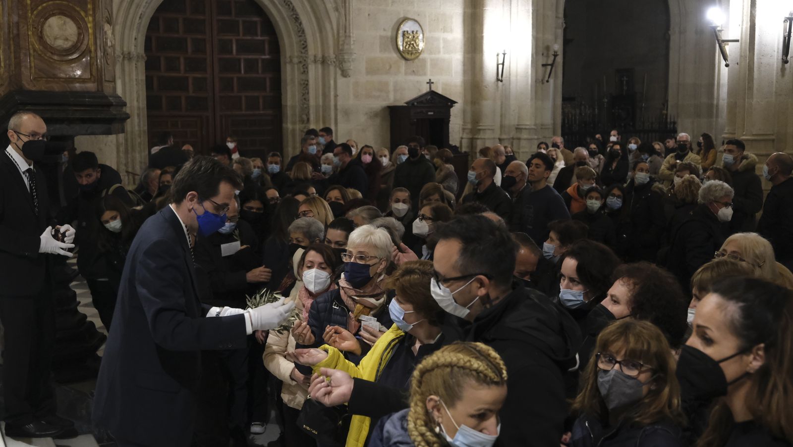 Procesión del Vía Crucis del Santo Cristo de la Escucha en Almería, en imágenes.