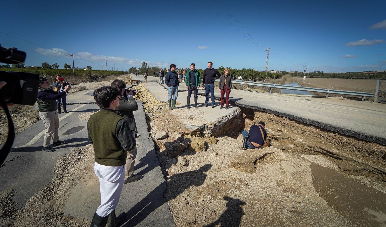 Imágenes de la visita de Juanma Moreno y el comisario europeo de Agricultura a los campos afectados por el temporal en Jerez