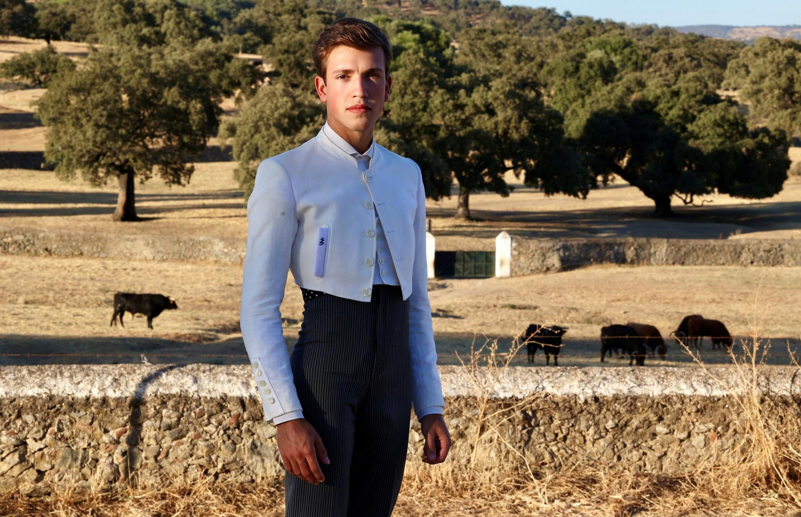 Javier Zulueta posa delante de los cerrados de El Castillo, la finca de su tío Gabriel Rojas.