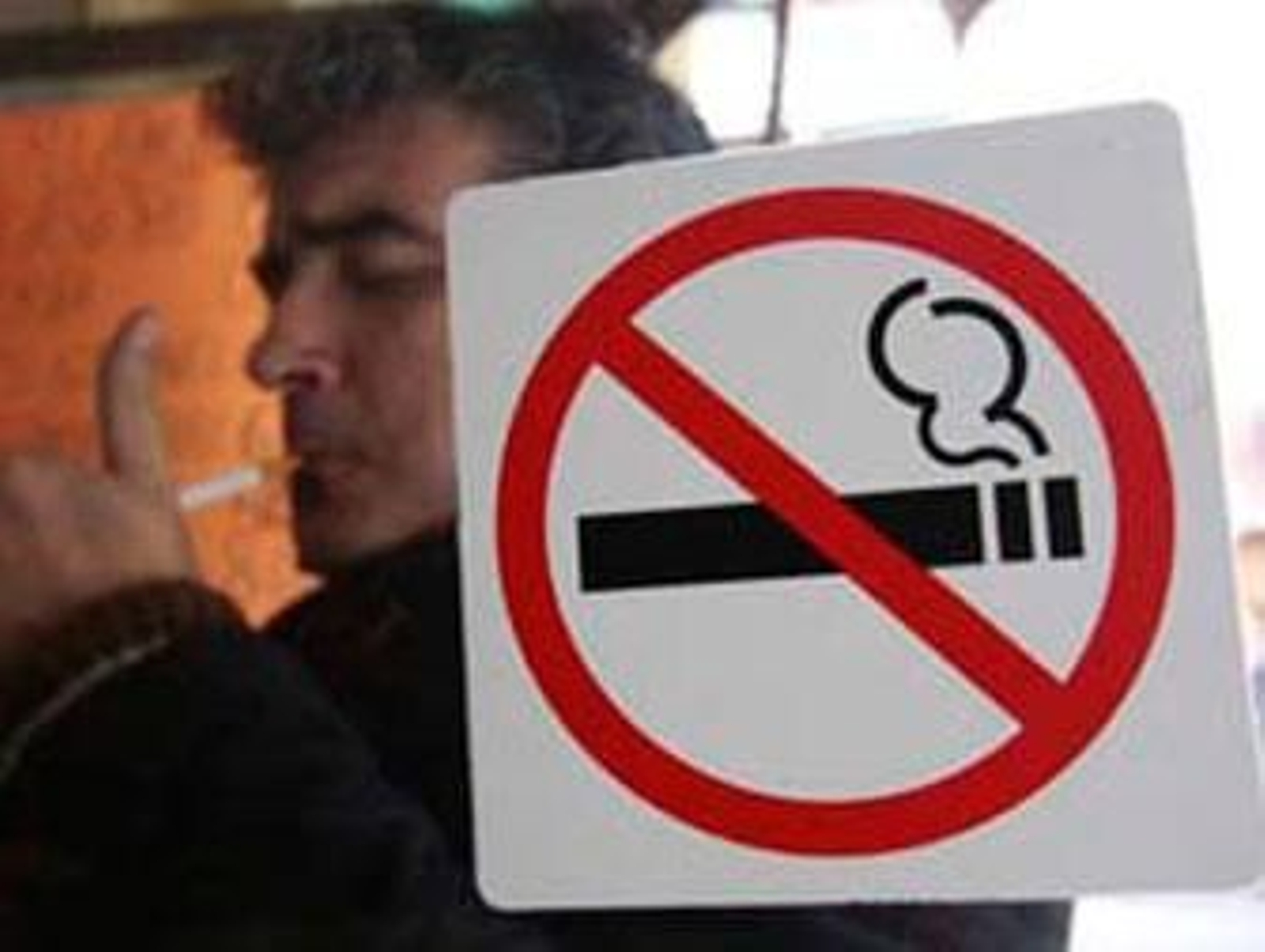 Facua presenta las primeras denuncias por incumplimiento de la ley del tabaco