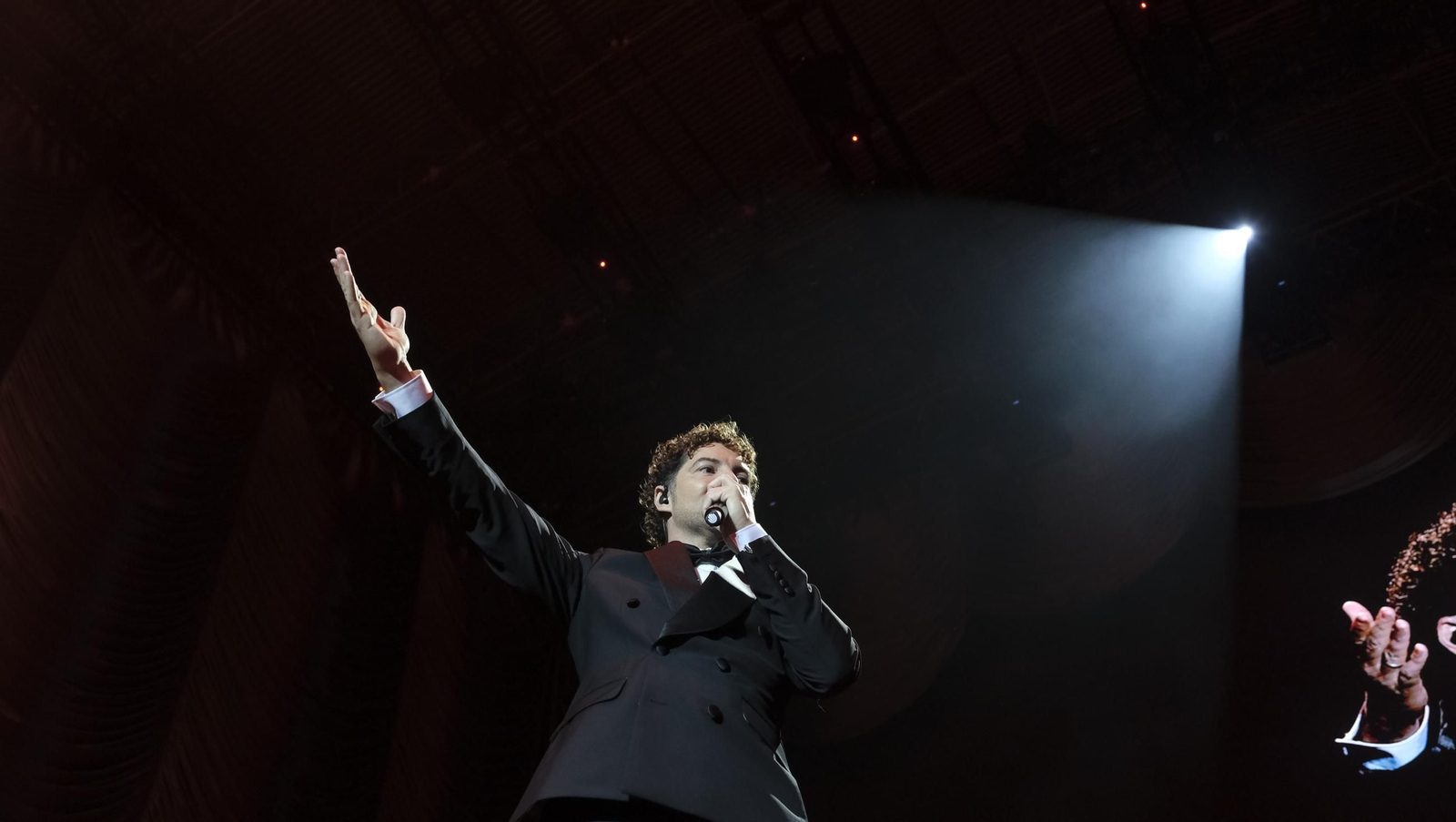 David Bisbal enamora a su Almería en el inicio de la gira 'Todo es Posible en Navidad', en fotografías