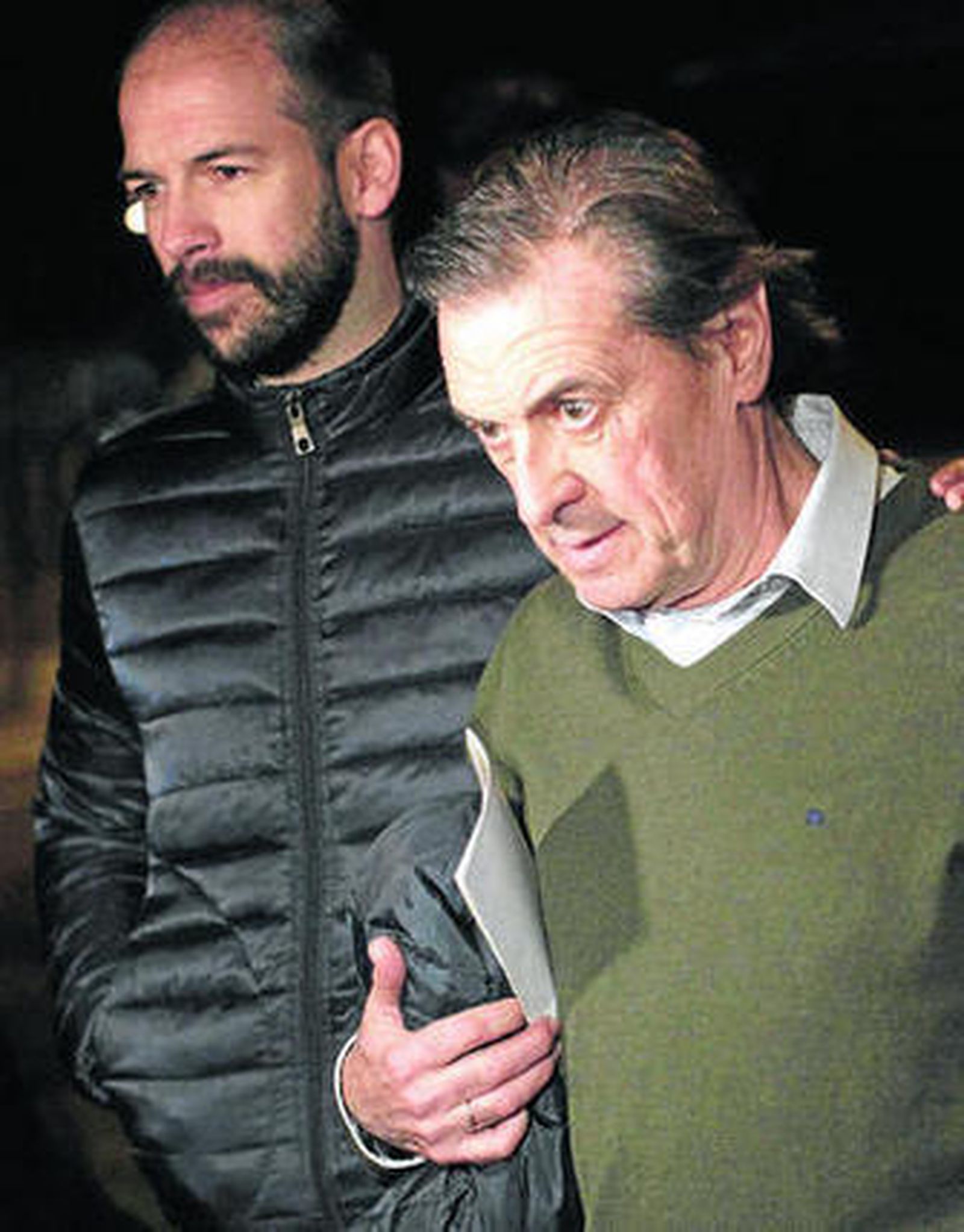 Miguel Archanco (derecha), junto a un familiar al salir de la cárcel.