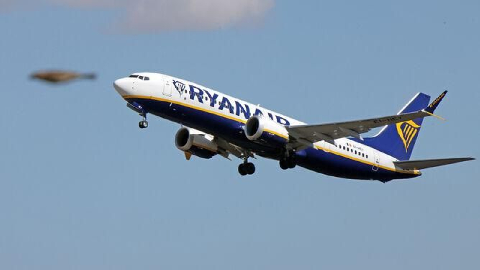 Un avión de Ryanair despegando.