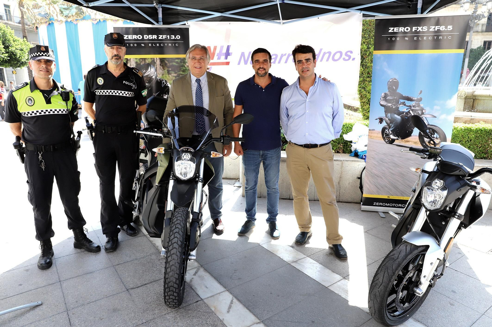 Presentación de los nuevos modelos de motocicletas eléctricas, ayer en la plaza del Arenal.
