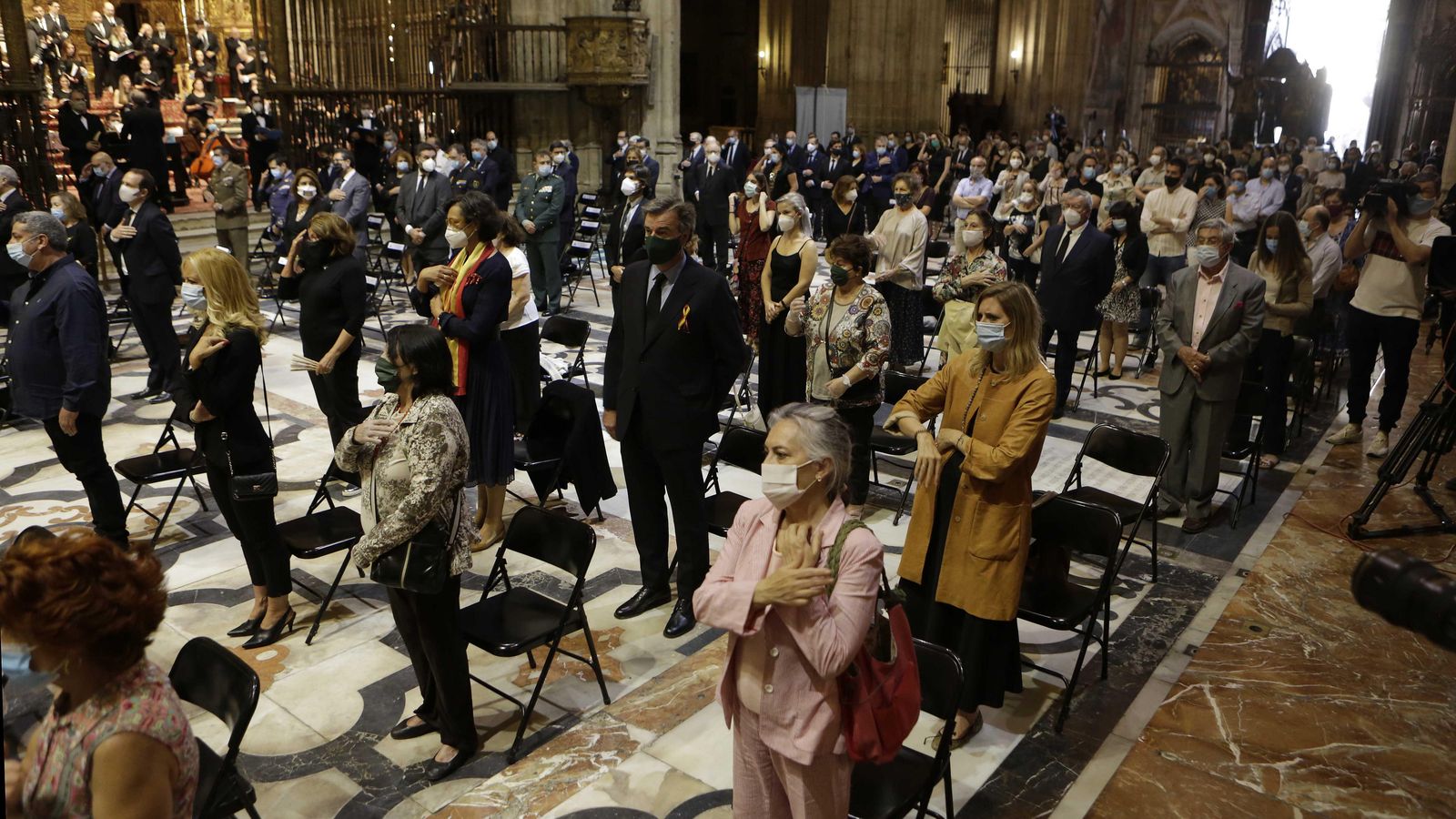 Los fieles en la Catedral.