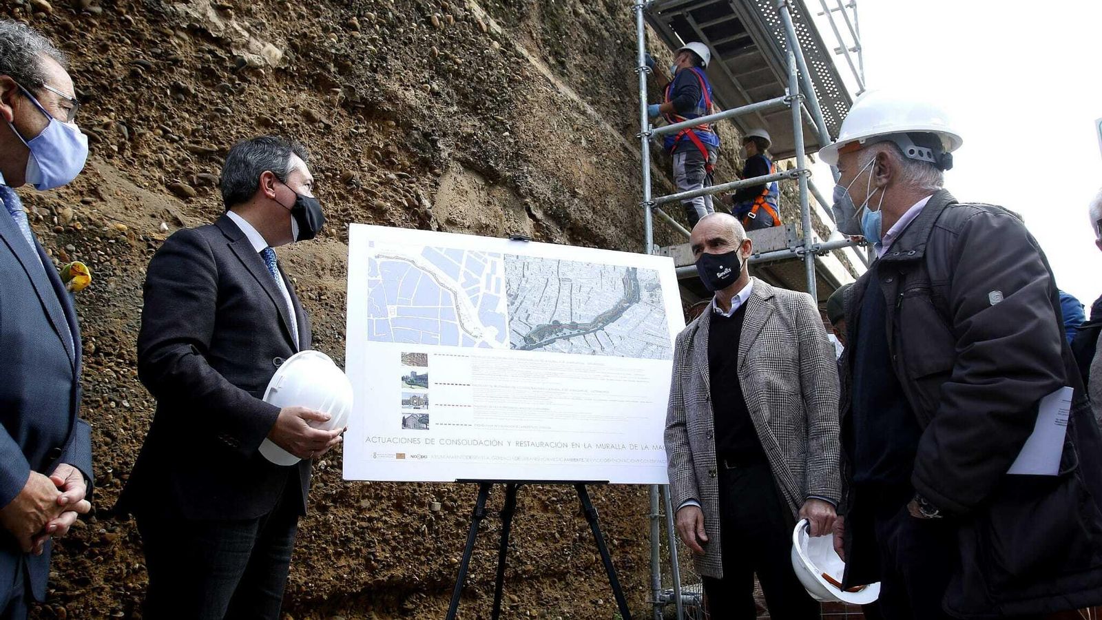 El alcalde y el delegado Antonio Muñoz, junto con técnicos municipales y el hermano mayor de la Macarena, presentan los trabajos.