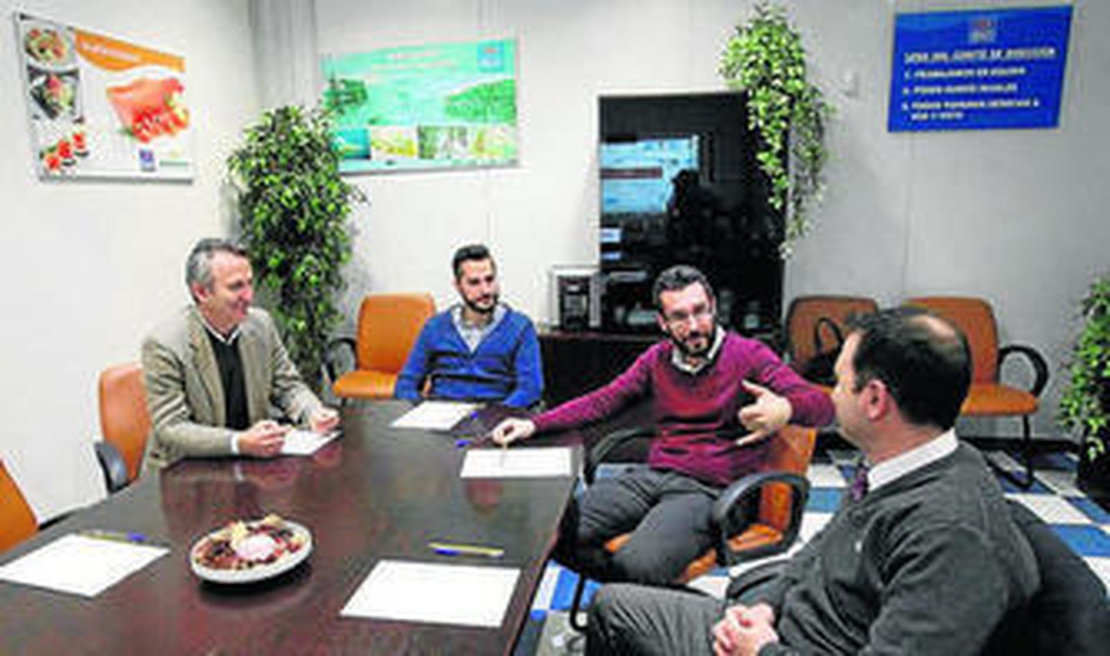 Las autoridades linenses y representantes de Ubago reunidos, ayer.