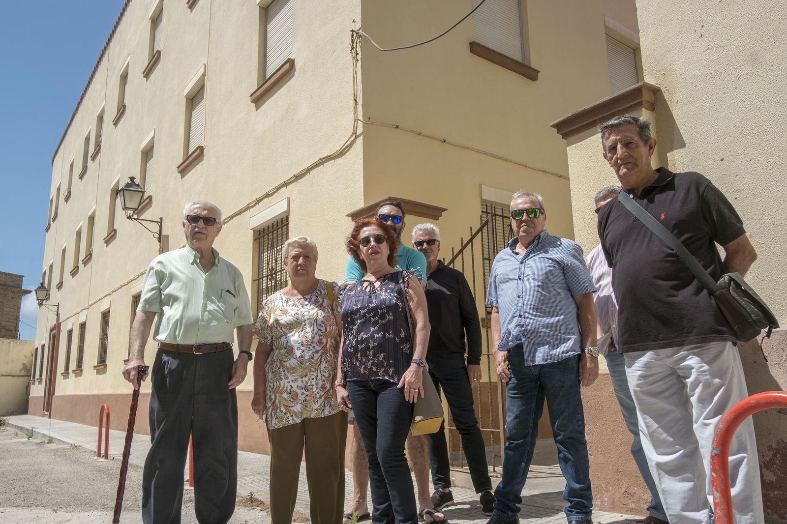 El grupo de policías jubilados y familiares de agentes afectados, delante de los hogares de los que les quieren desalojar.