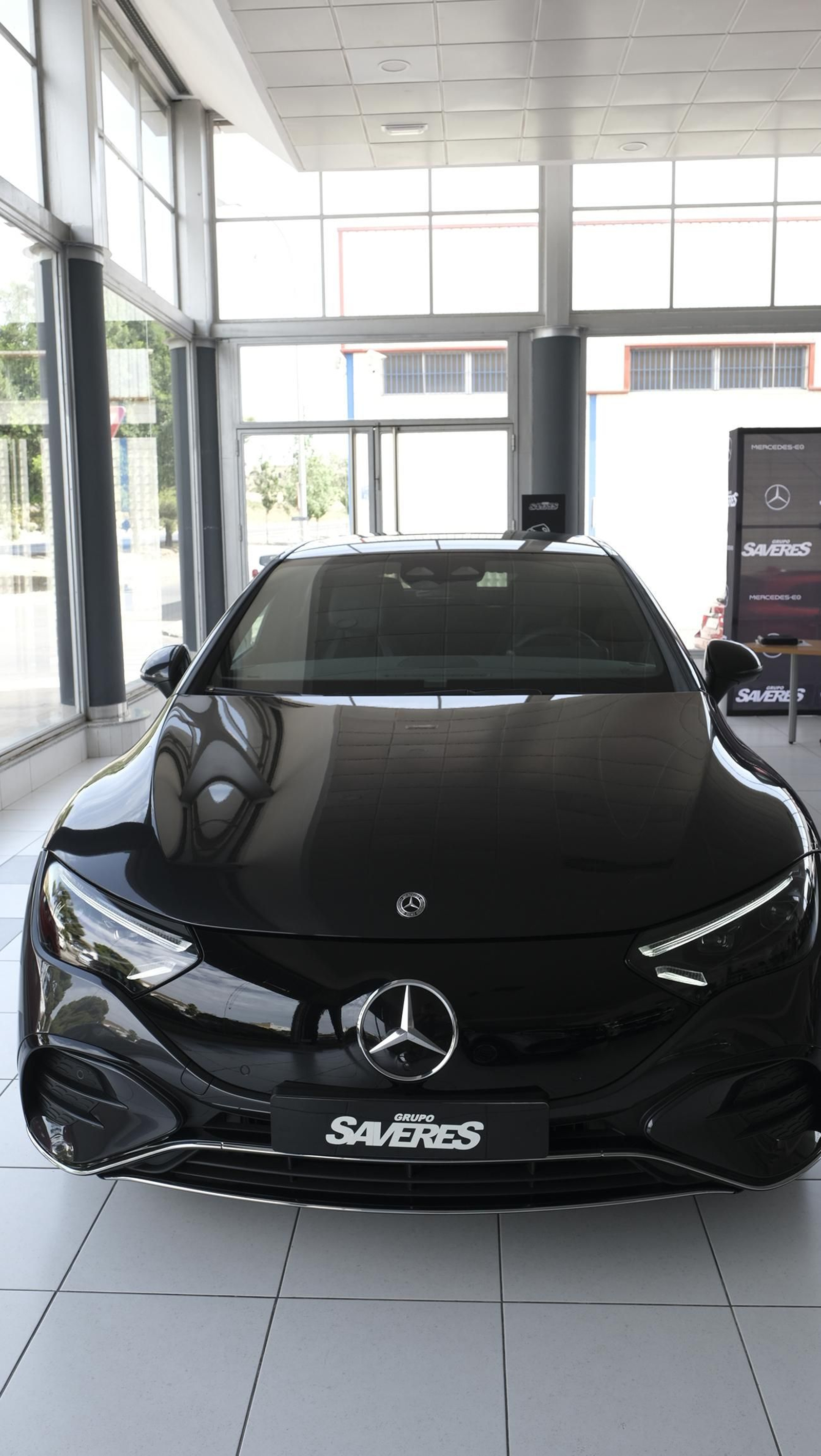 Imágenes de la presentación del Mercedes EQE en el concesionario Saveres, de Huércal de Almería