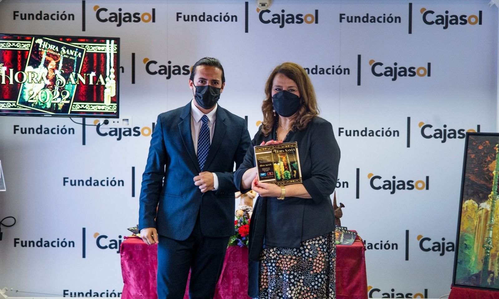 Abel Mata y la pregonera Toñi Martínez, durante la presentación de la revista.