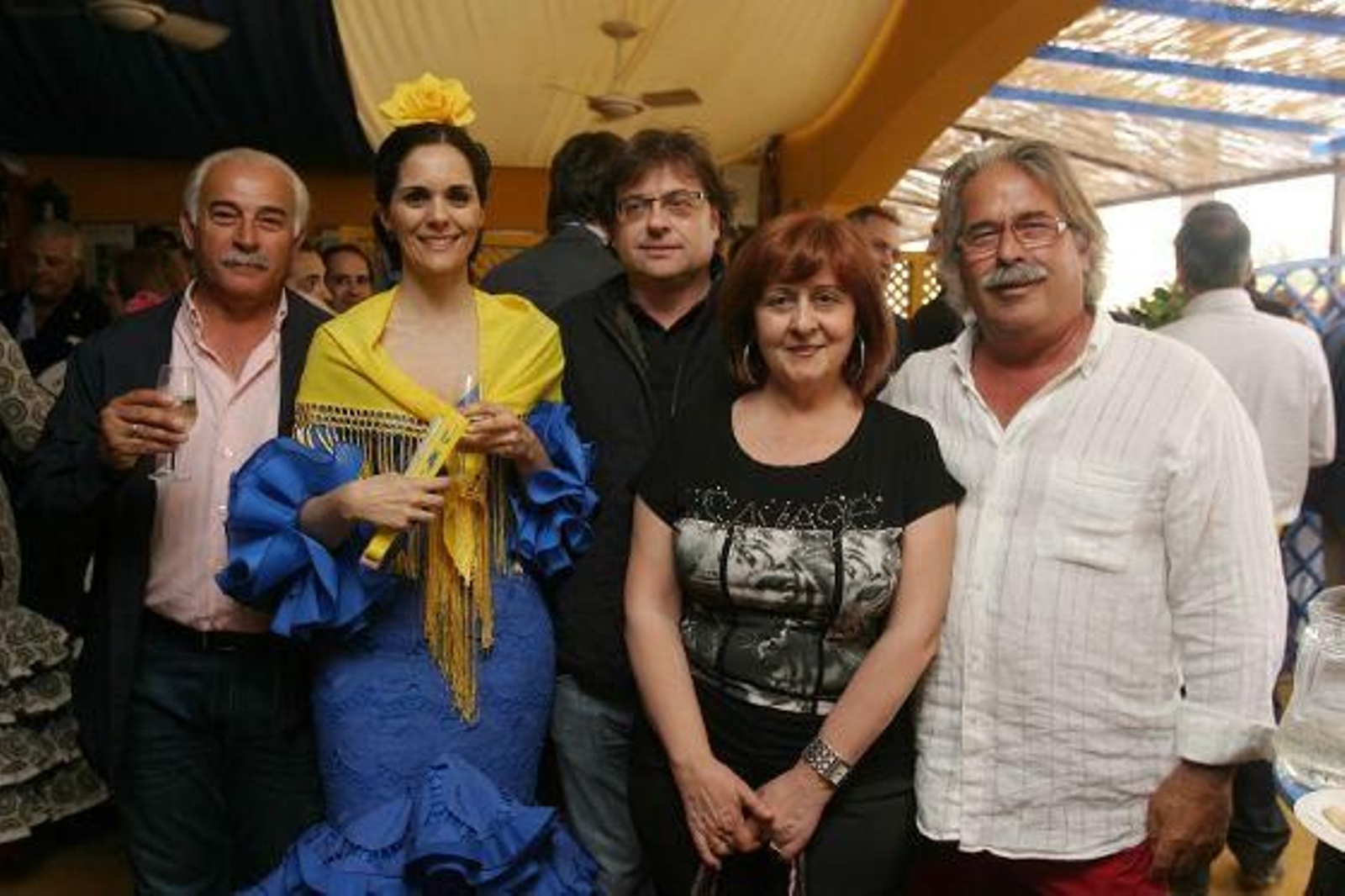 La directora de Ikea Jerez, Almudena Plaza, con Pablo Fernández, jefe de mantenimiento del Circuito y unos amigos.

Foto: Vanesa Lobo