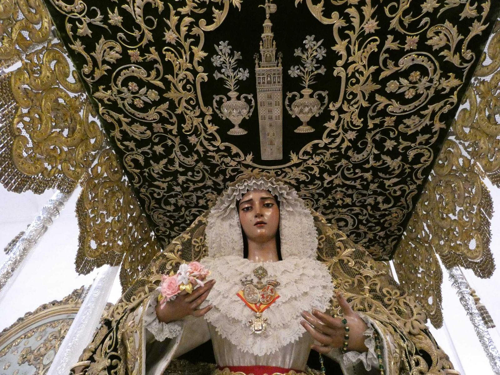 Nuestra Señora de Gracia y Esperanza vestida por Grande de León para su procesión